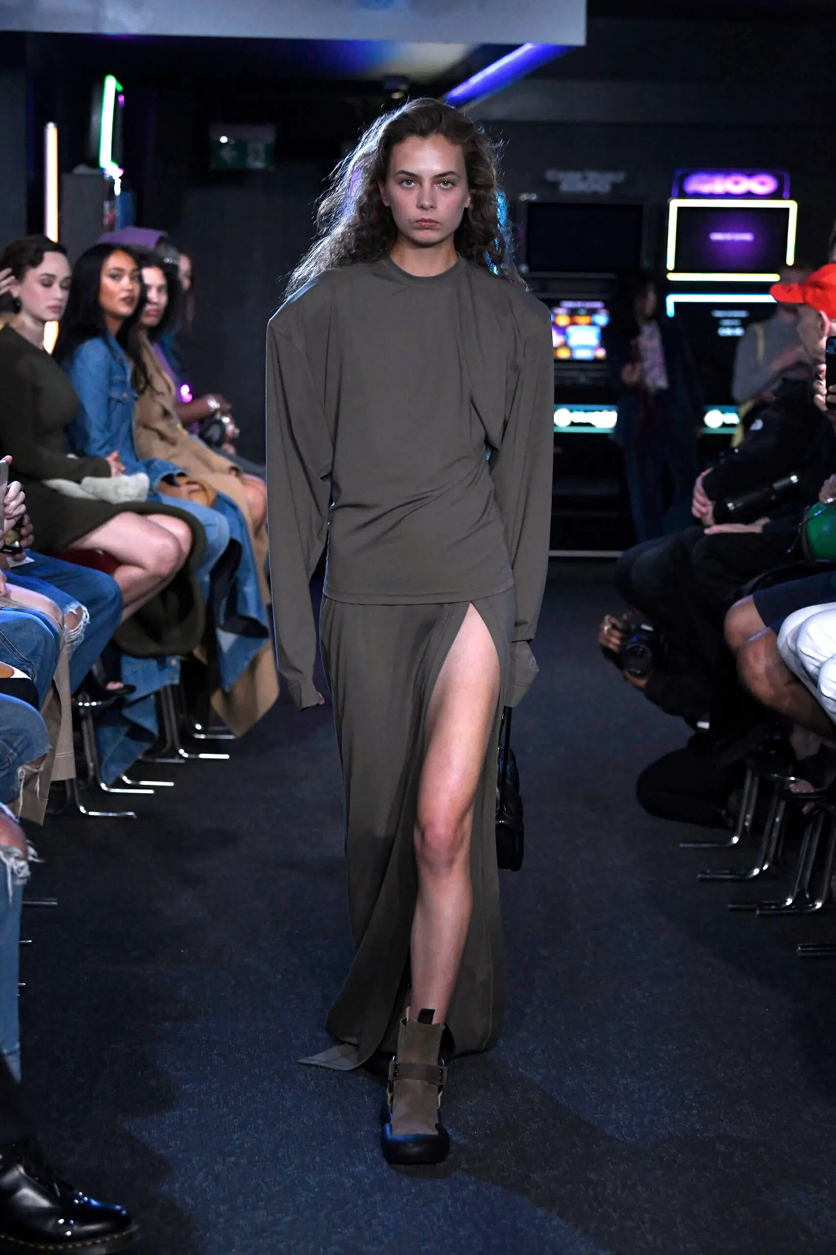 JW-Anderson-Ready-To-Wear-Spring-Summer-2023-London-Fashion-Week-Runway-024