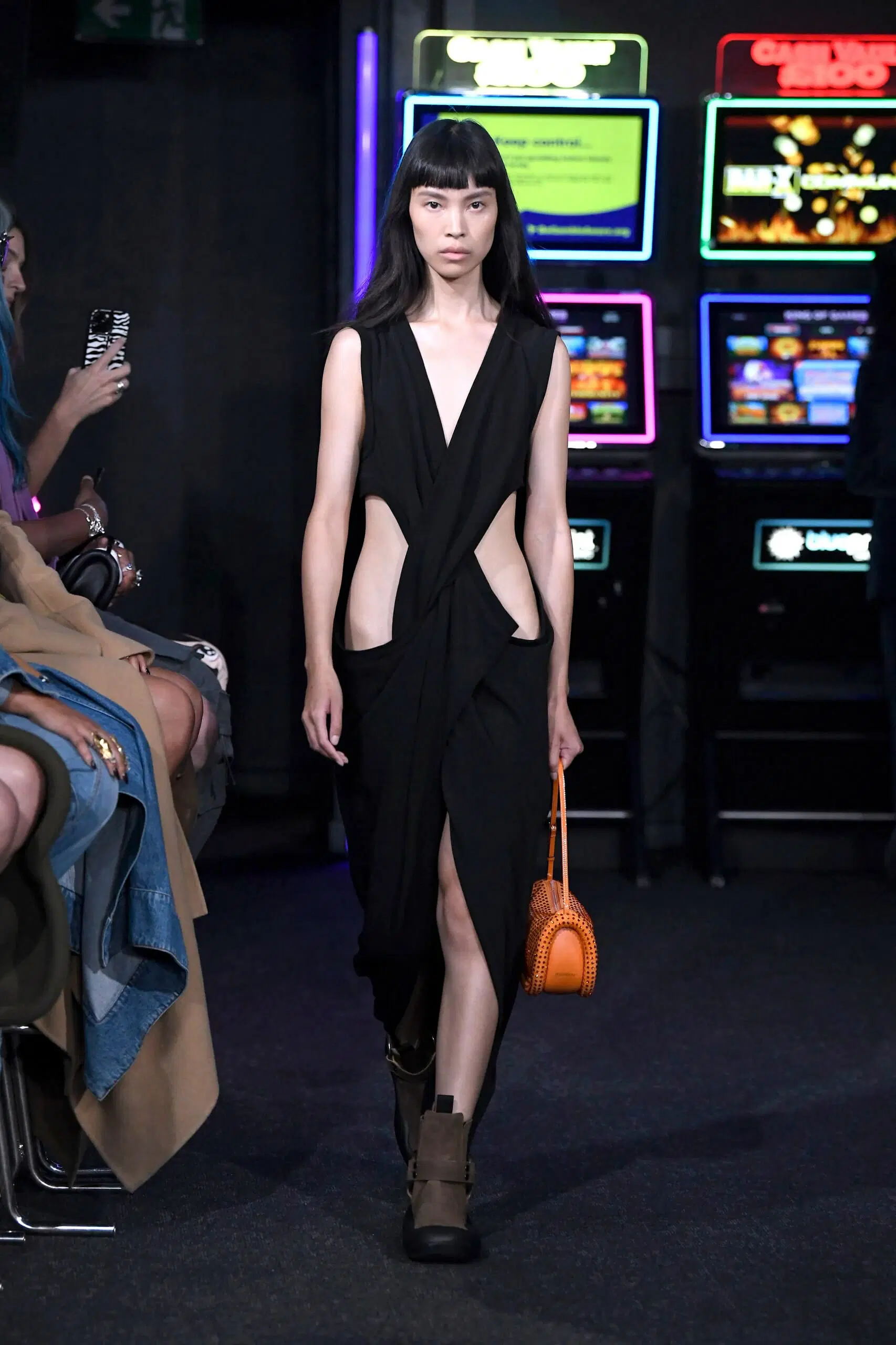 JW-Anderson-Ready-To-Wear-Spring-Summer-2023-London-Fashion-Week-Runway-035