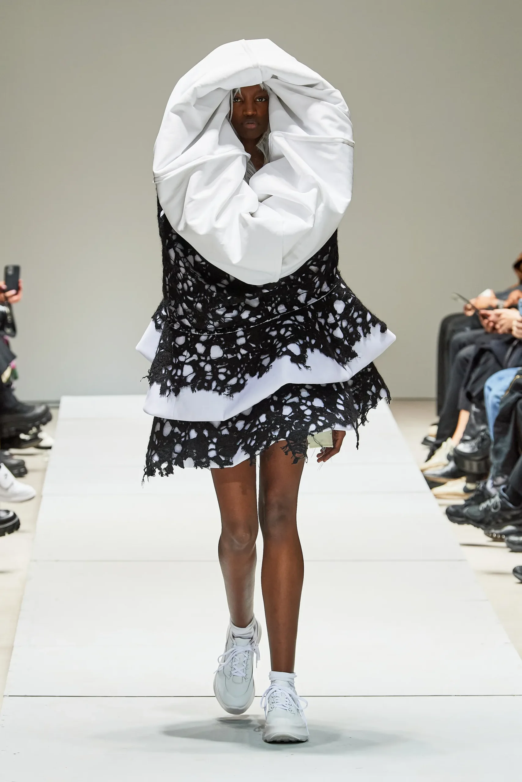 00001-comme-des-garcons-spring-2023-ready-to-wear-credit-gorunway