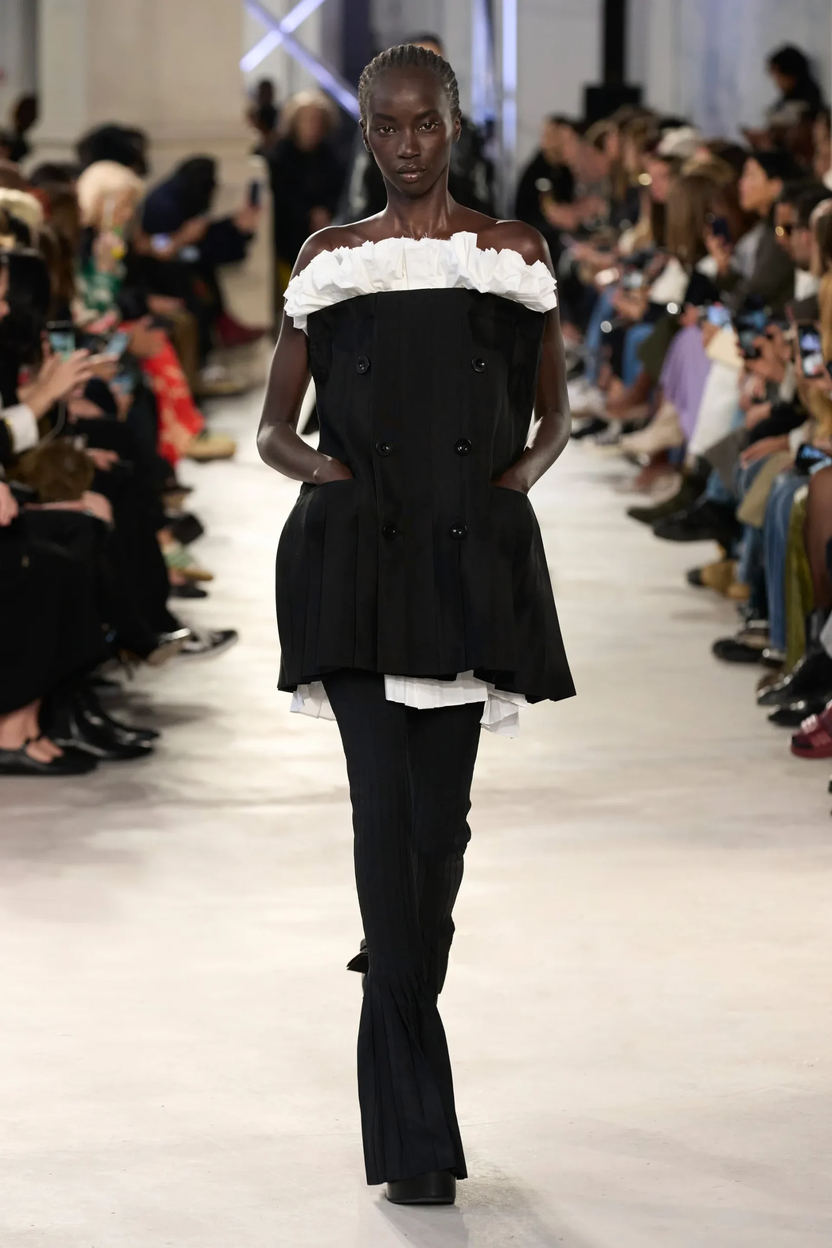 00002-sacai-spring-2023-ready-to-wear-credit-gorunway