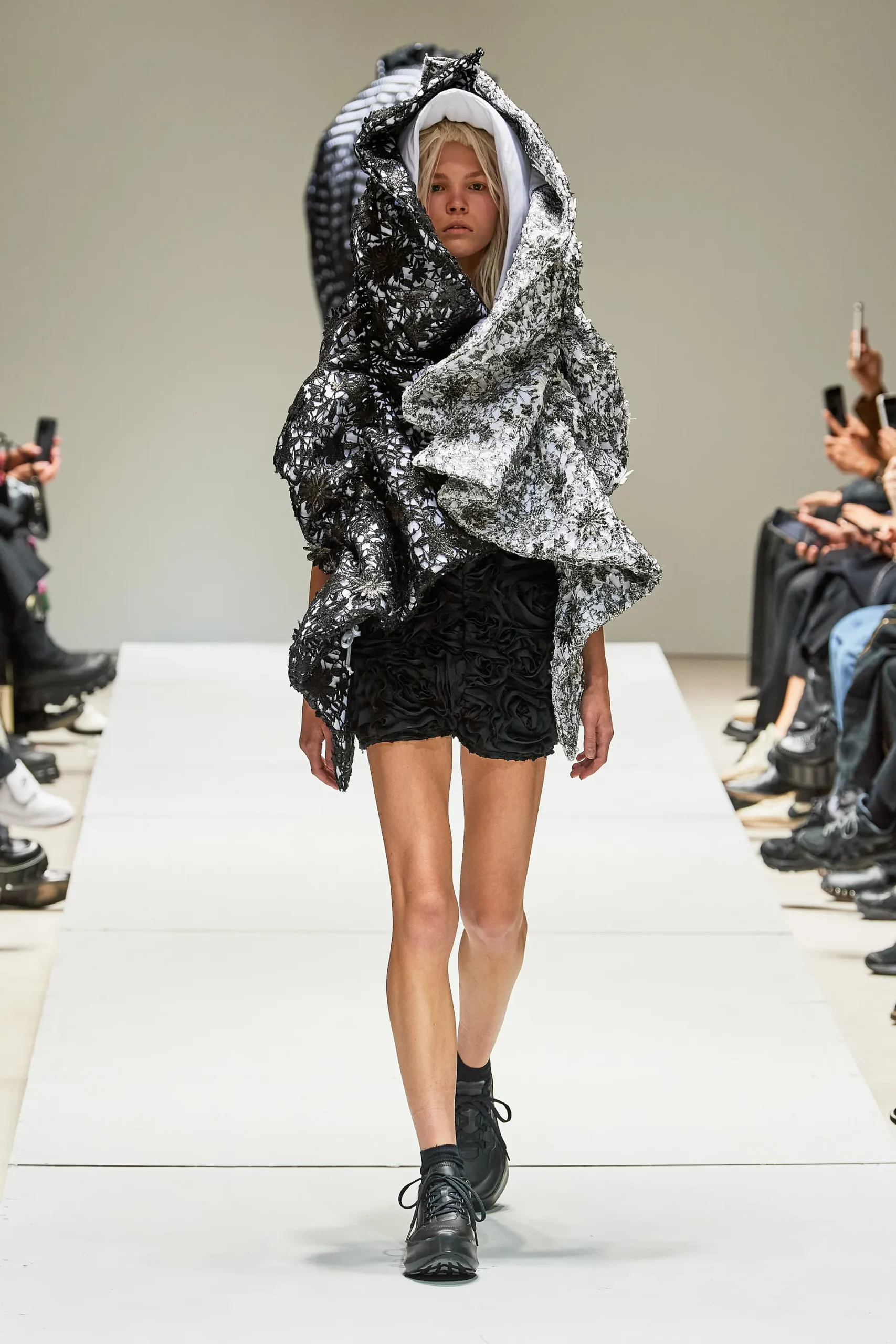 00003-comme-des-garcons-spring-2023-ready-to-wear-credit-gorunway