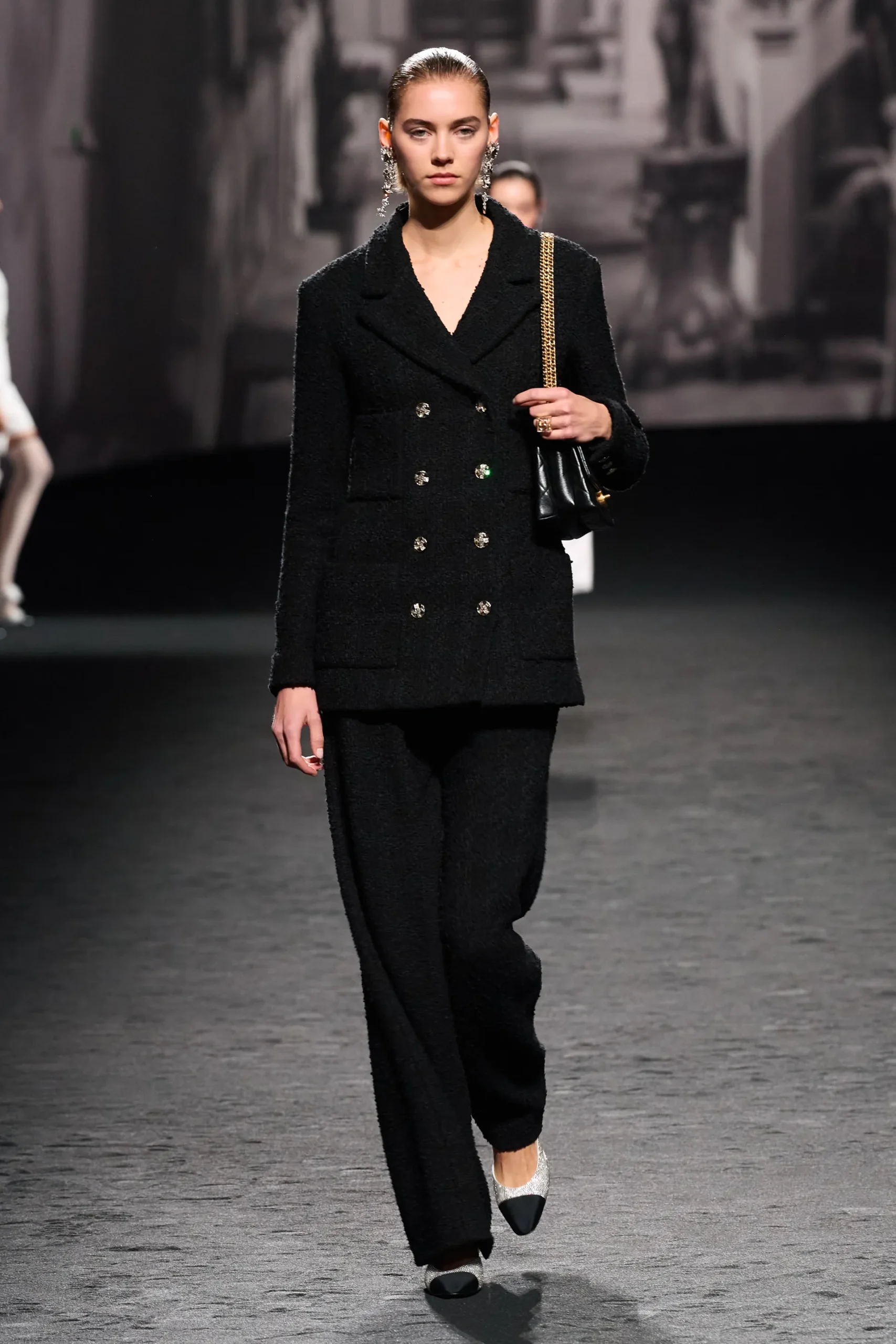 00005-chanel-spring-2023-ready-to-wear-credit-gorunway