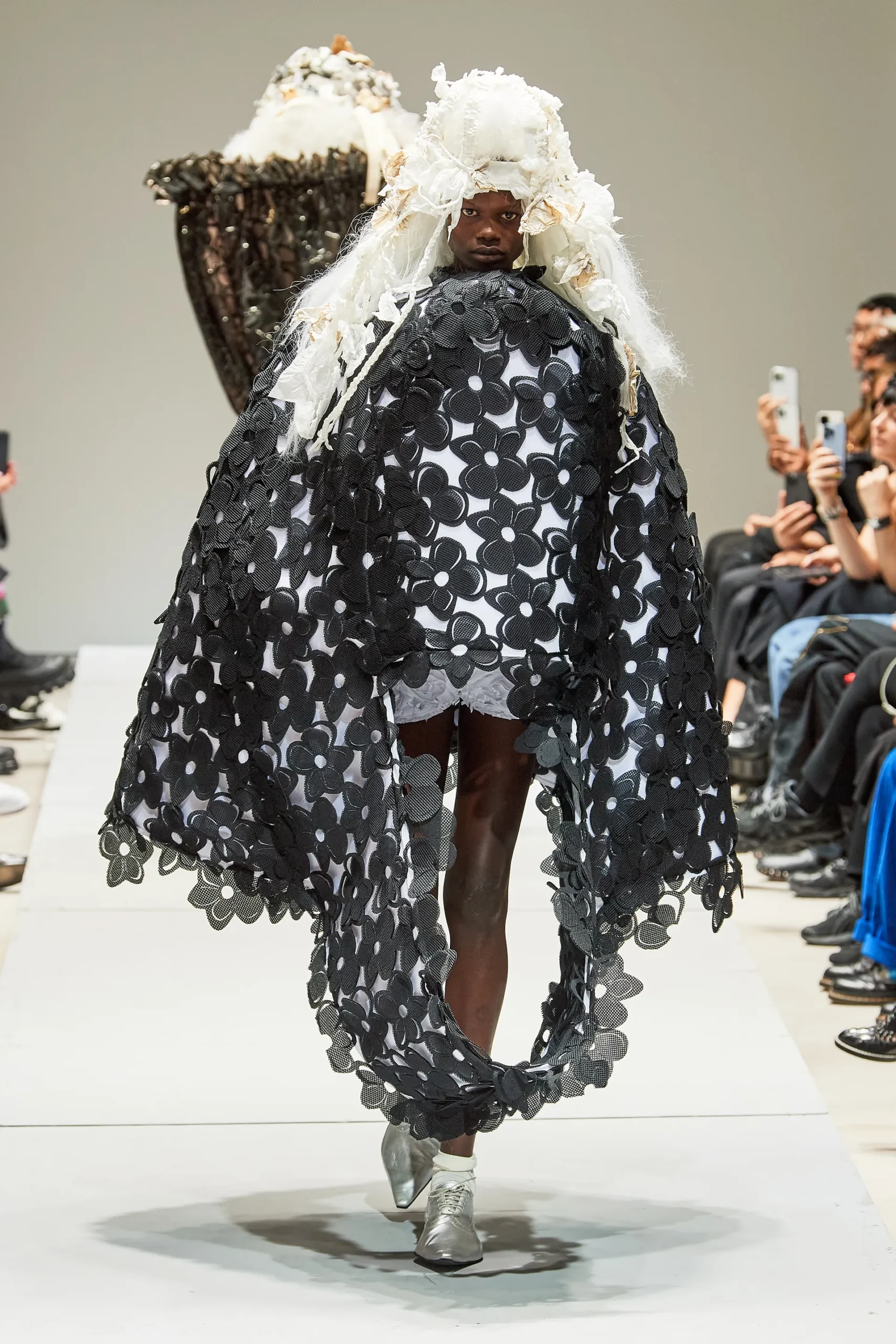 00005-comme-des-garcons-spring-2023-ready-to-wear-credit-gorunway