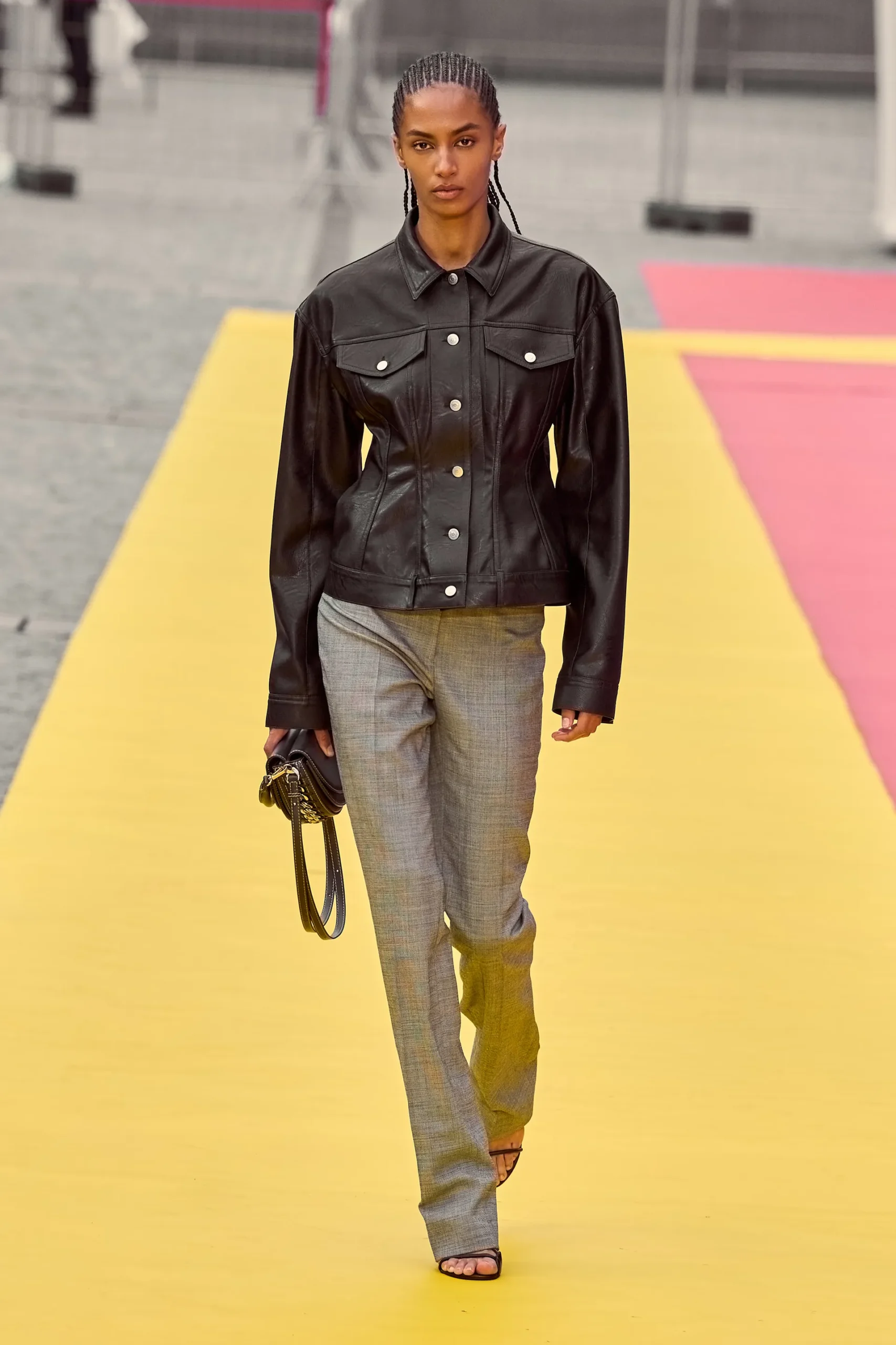 00005-stella-mccartney-spring-2023-ready-to-wear-credit-gorunway