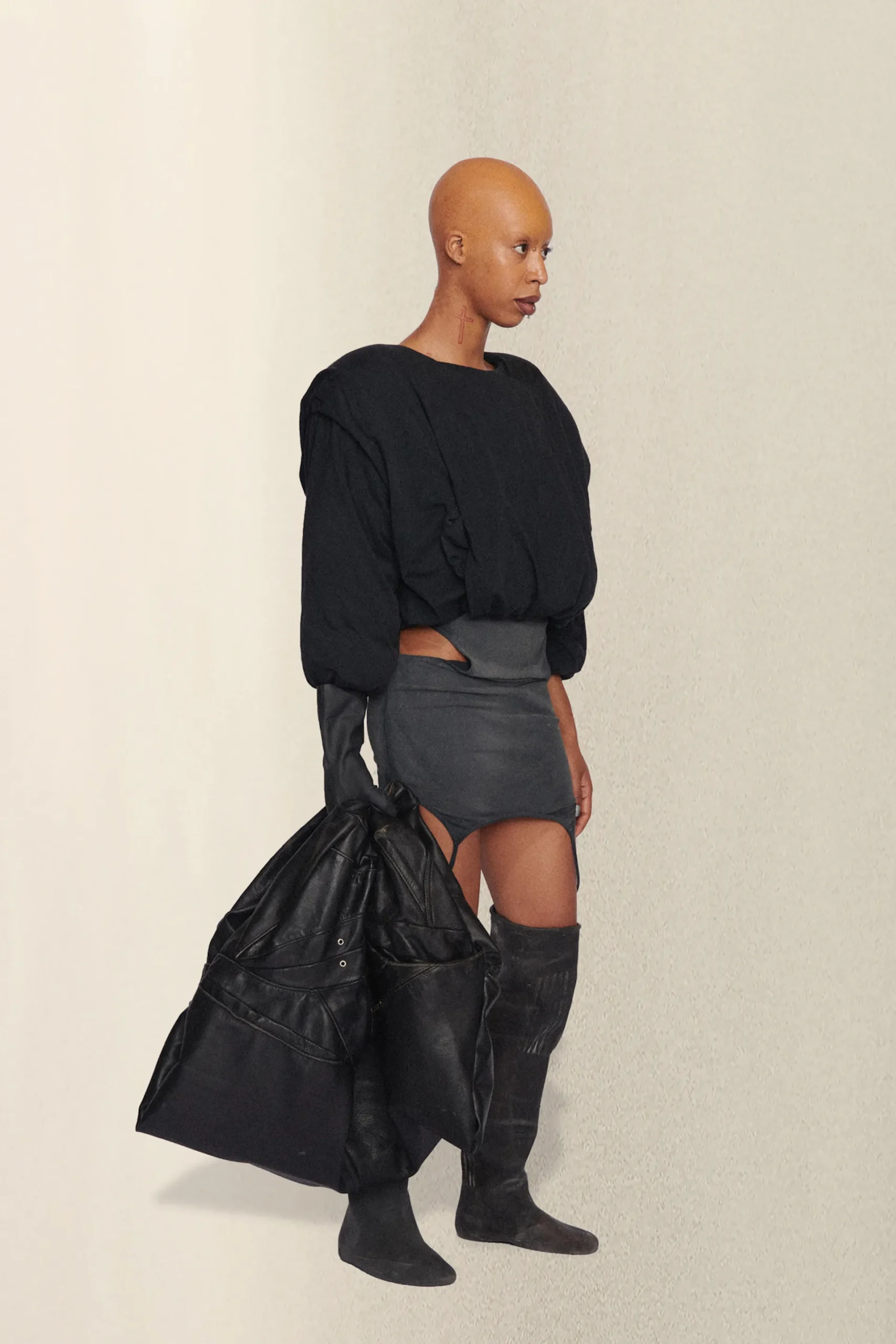 00005-yeezy-spring-2023-ready-to-wear-credit-brand