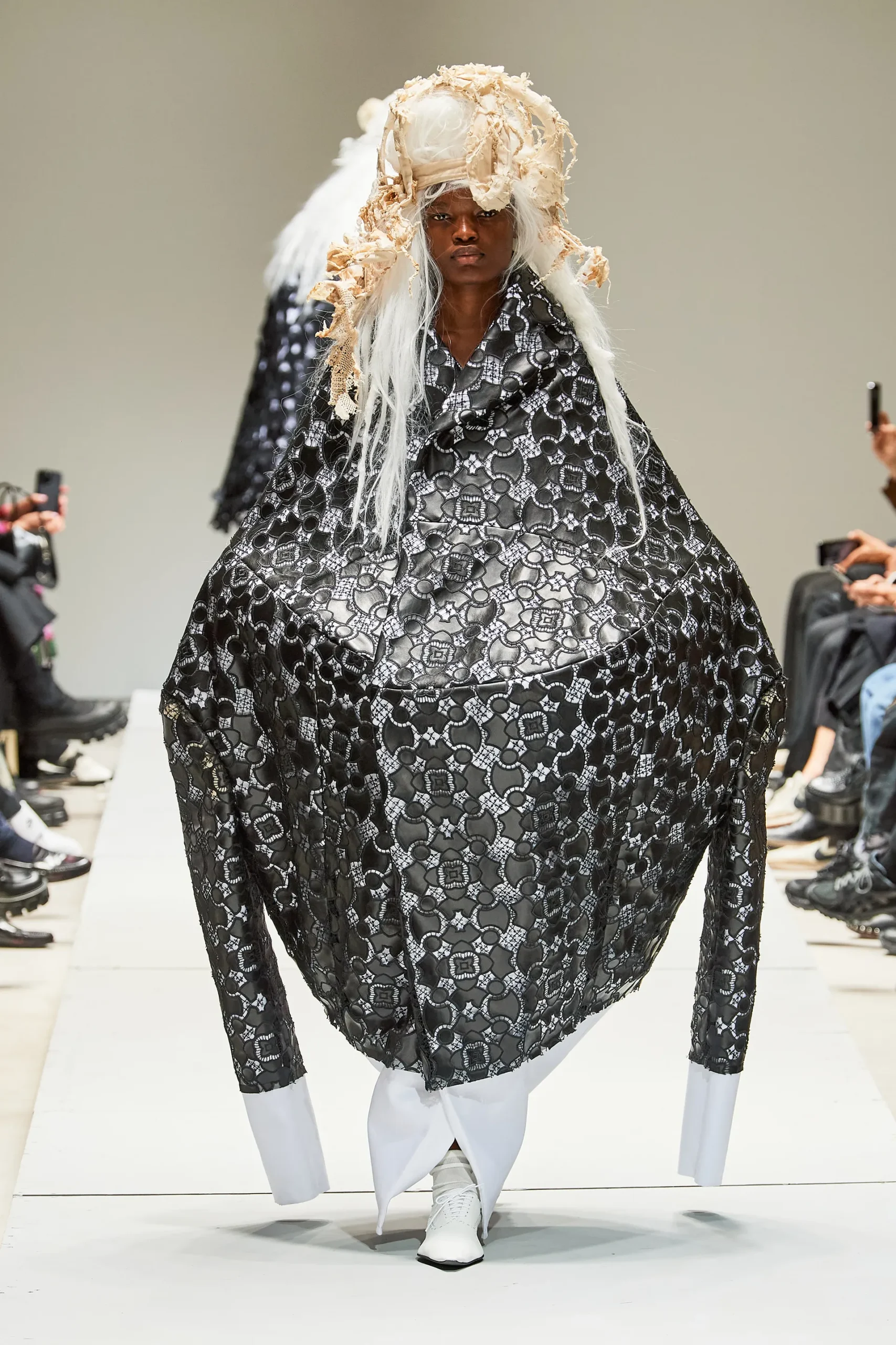 00006-comme-des-garcons-spring-2023-ready-to-wear-credit-gorunway
