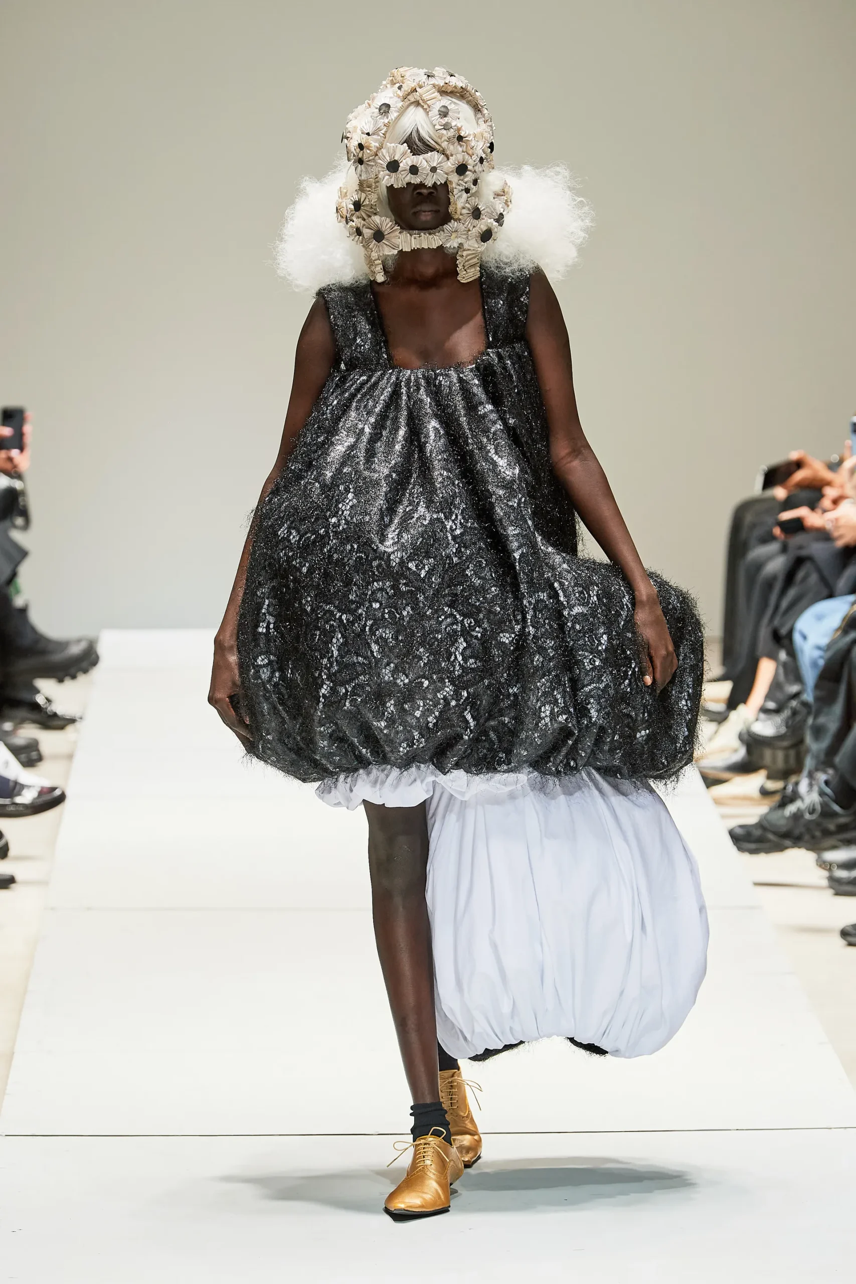 00009-comme-des-garcons-spring-2023-ready-to-wear-credit-gorunway
