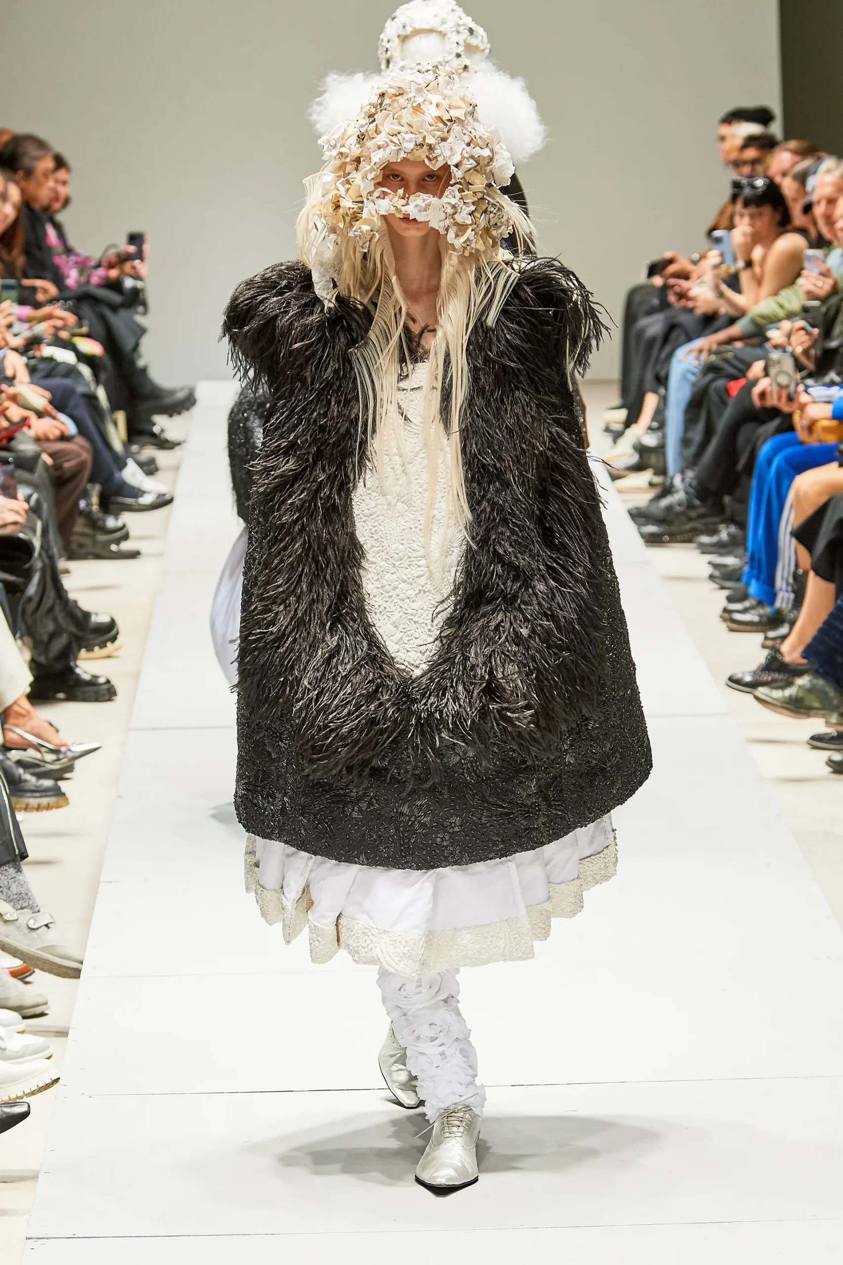 00010-comme-des-garcons-spring-2023-ready-to-wear-credit-gorunway