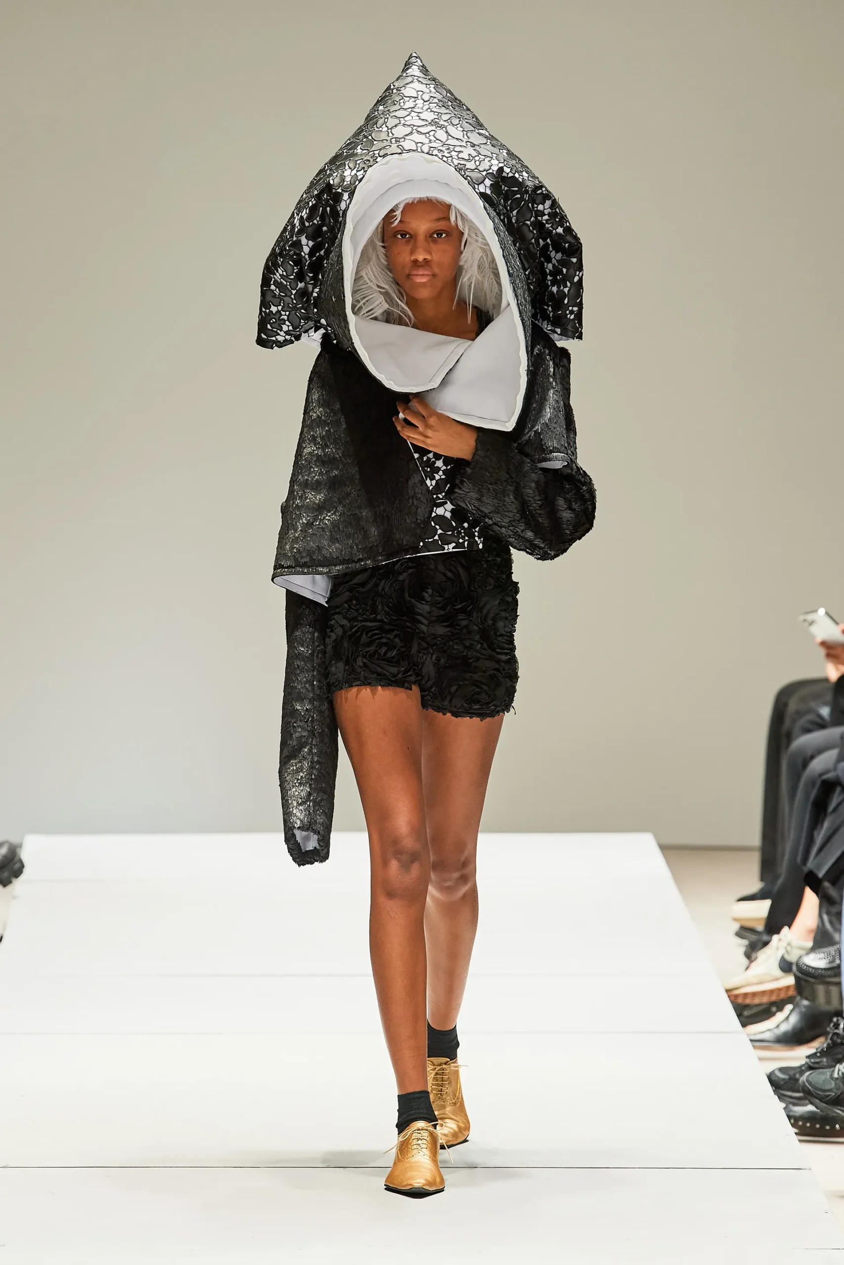 00011-comme-des-garcons-spring-2023-ready-to-wear-credit-gorunway