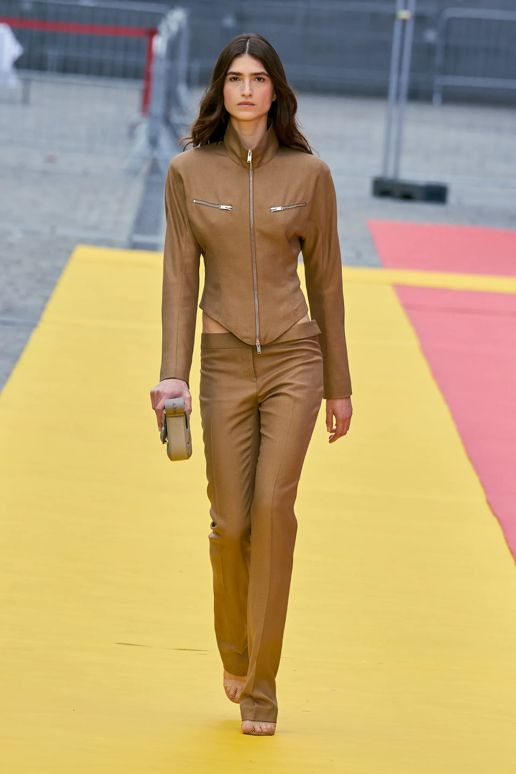 00011-stella-mccartney-spring-2023-ready-to-wear-credit-gorunway