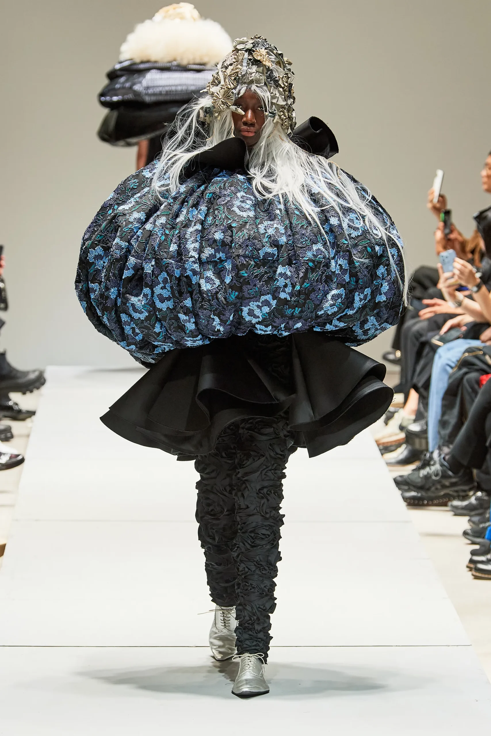 00013-comme-des-garcons-spring-2023-ready-to-wear-credit-gorunway