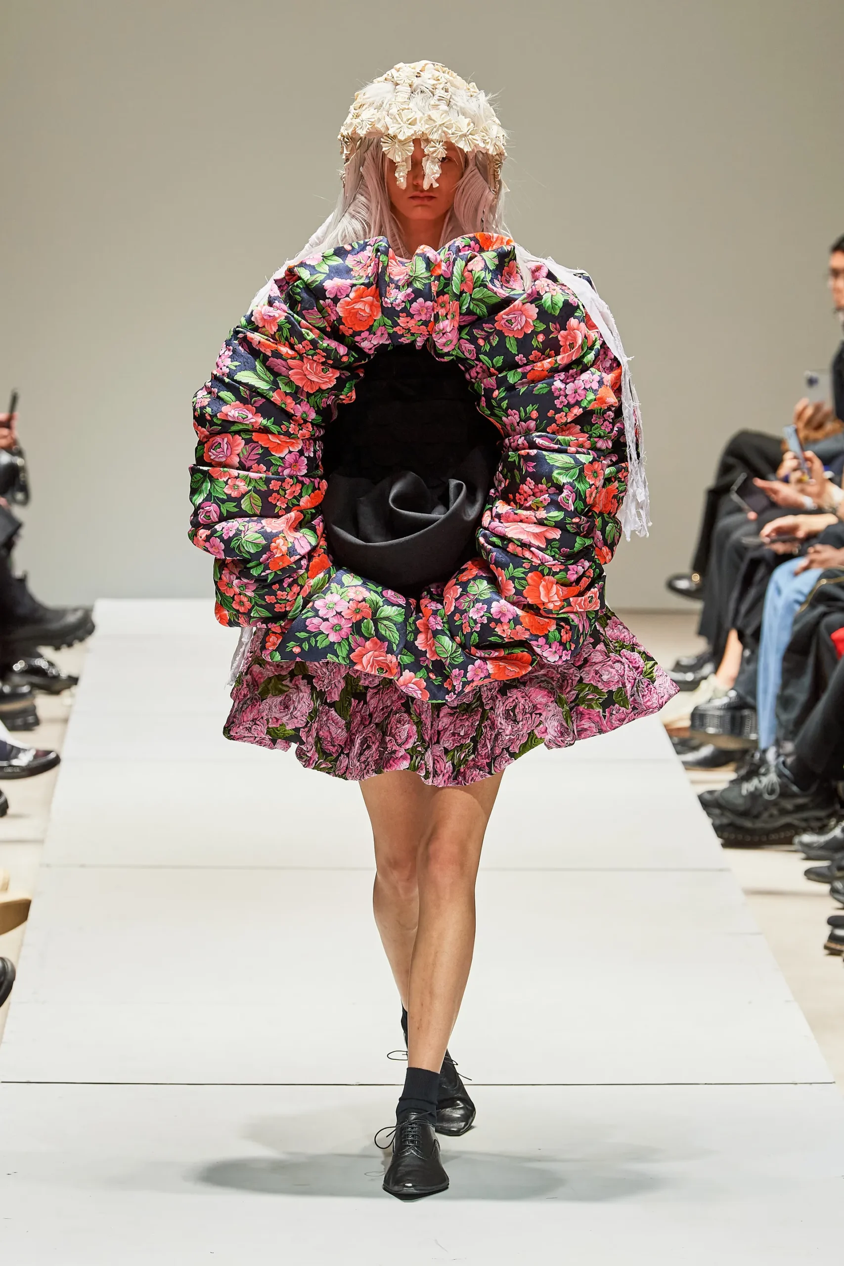 00016-comme-des-garcons-spring-2023-ready-to-wear-credit-gorunway
