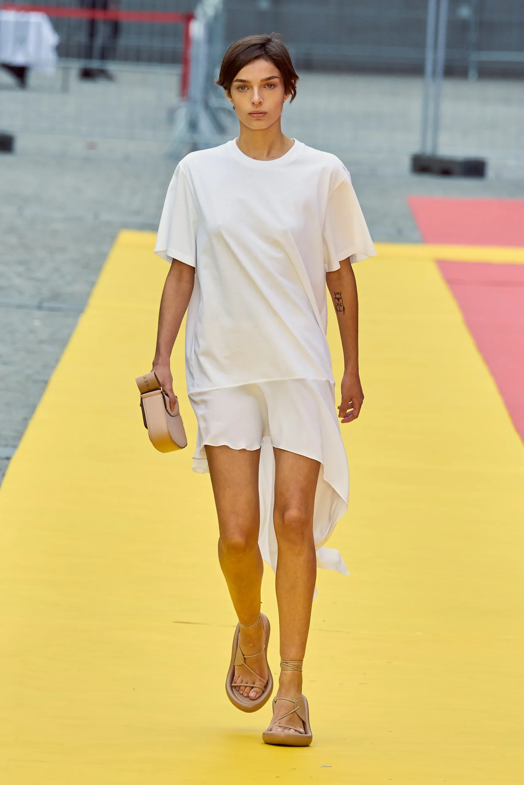 00017-stella-mccartney-spring-2023-ready-to-wear-credit-gorunway
