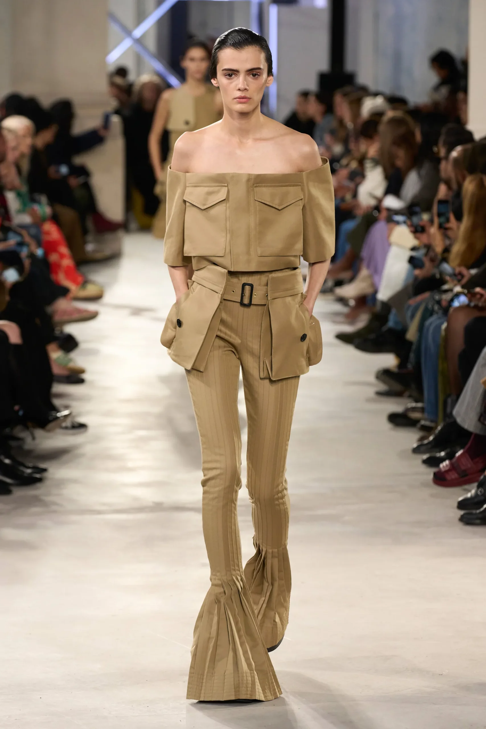 00018-sacai-spring-2023-ready-to-wear-credit-gorunway