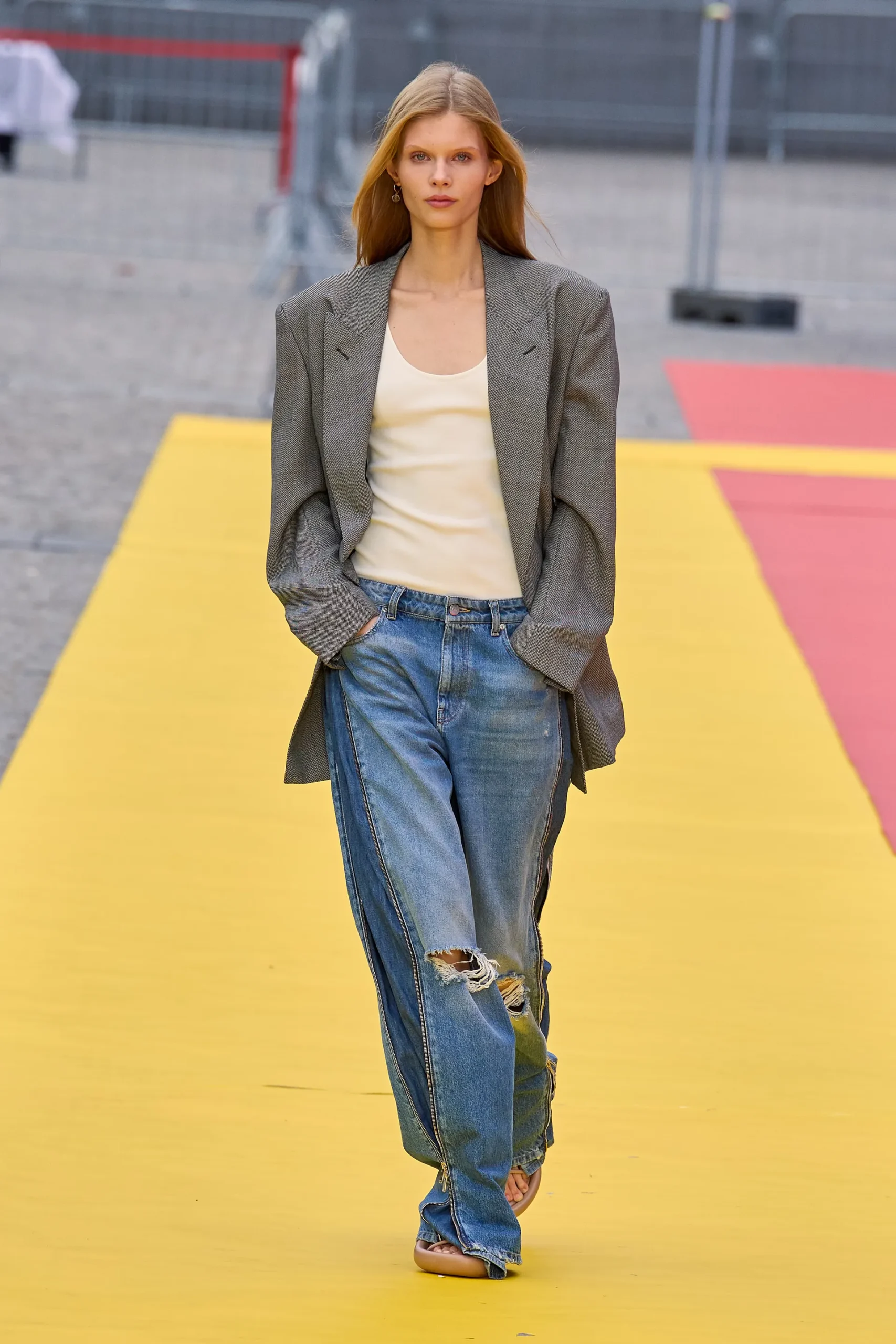 00020-stella-mccartney-spring-2023-ready-to-wear-credit-gorunway