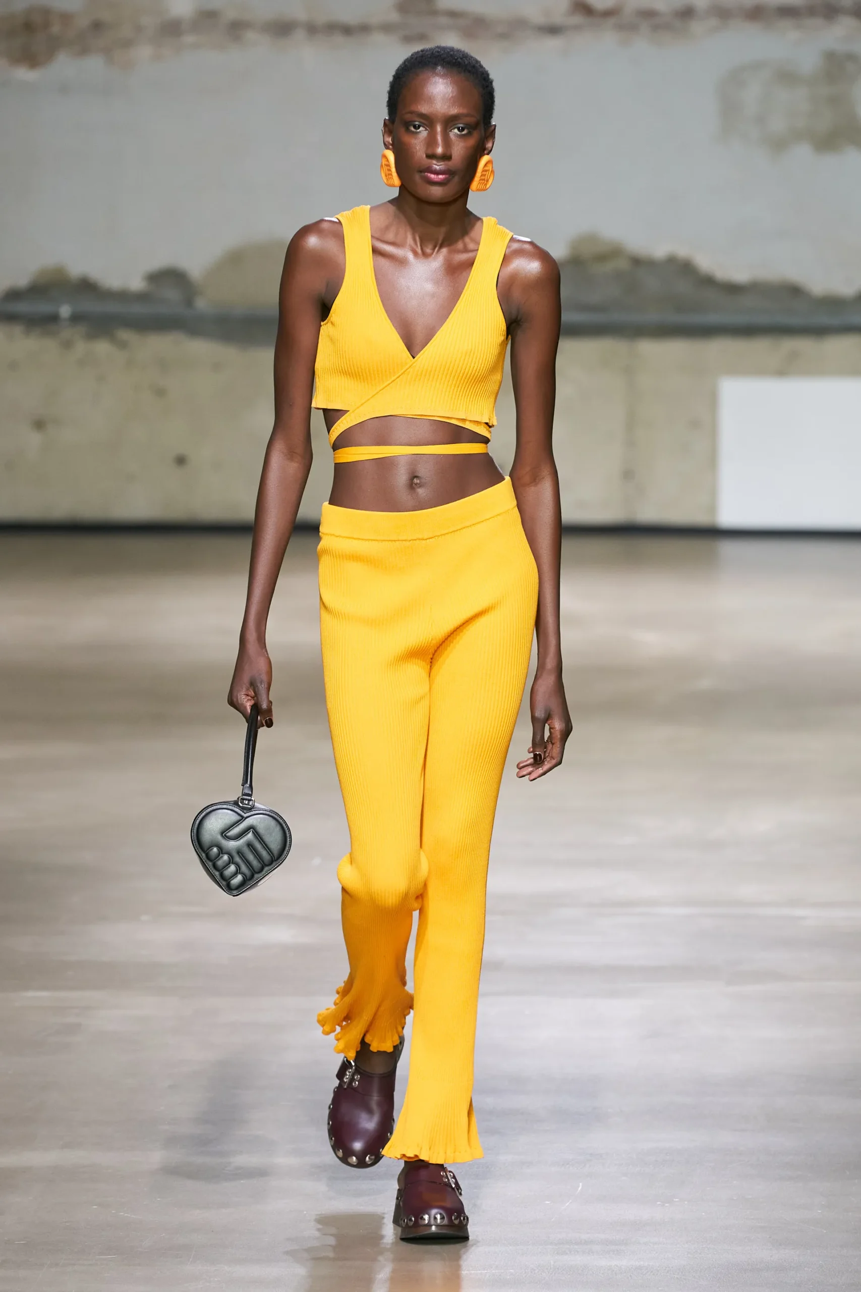 00023-ester-manas-spring-2023-ready-to-wear-credit-gorunway