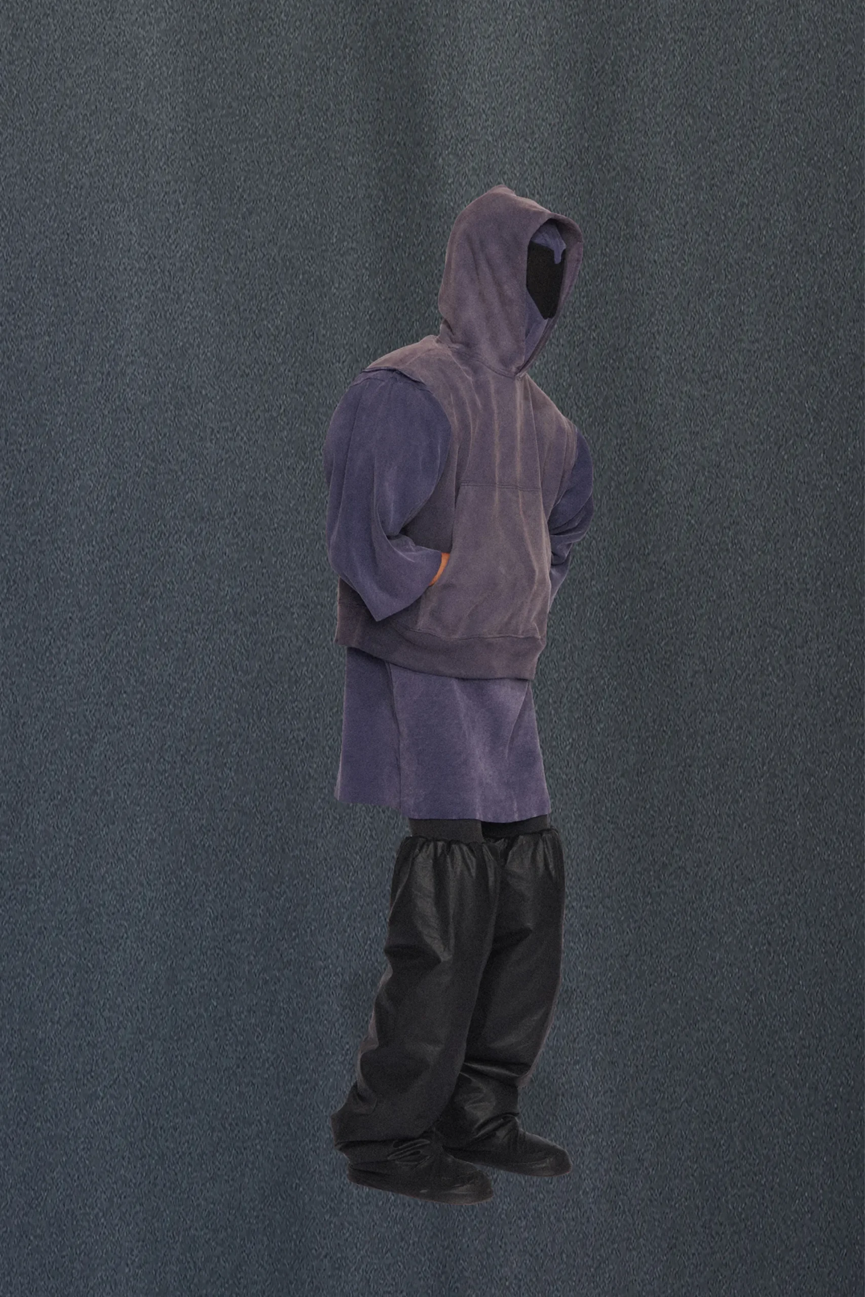 00024-yeezy-spring-2023-ready-to-wear-credit-brand