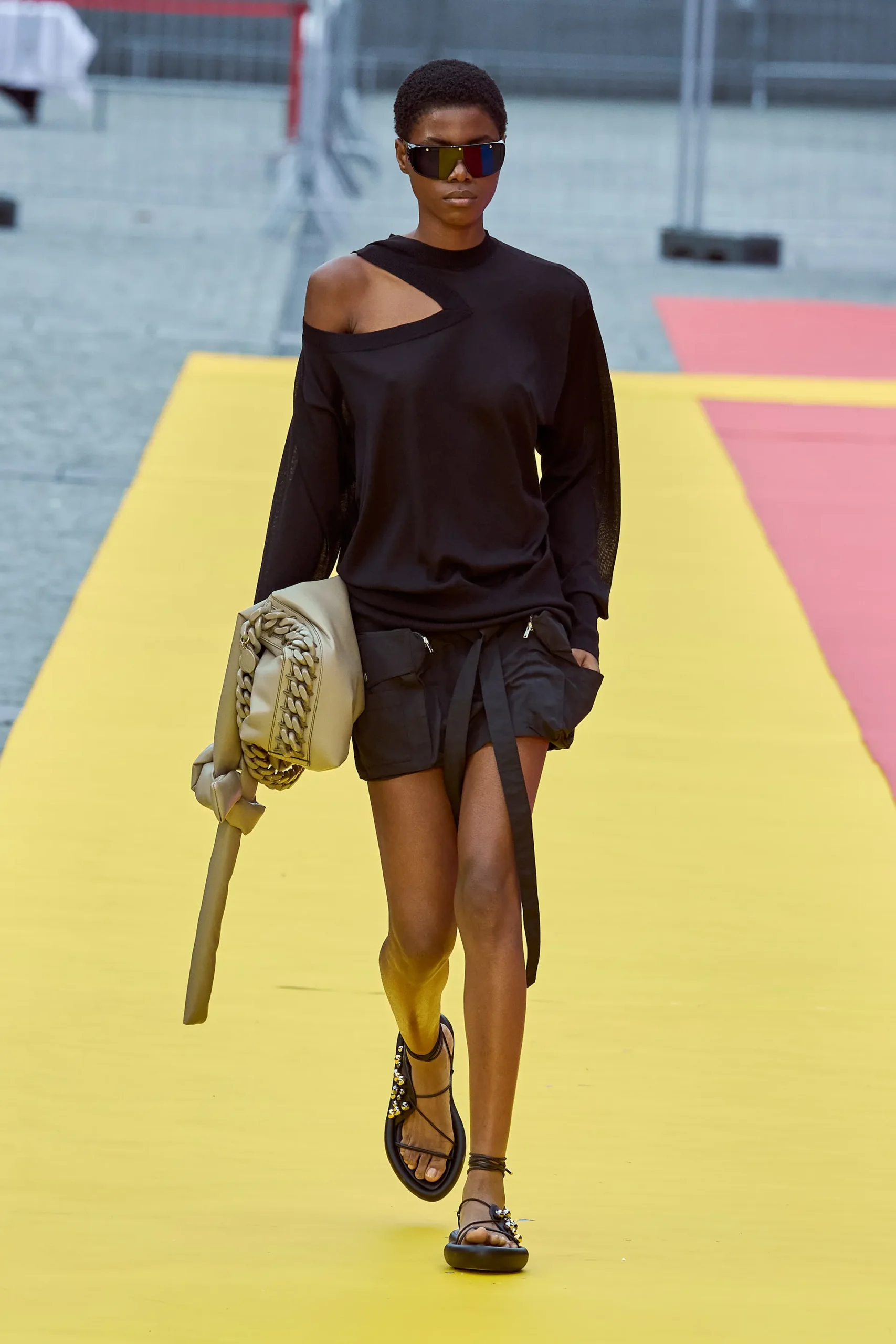 00026-stella-mccartney-spring-2023-ready-to-wear-credit-gorunway