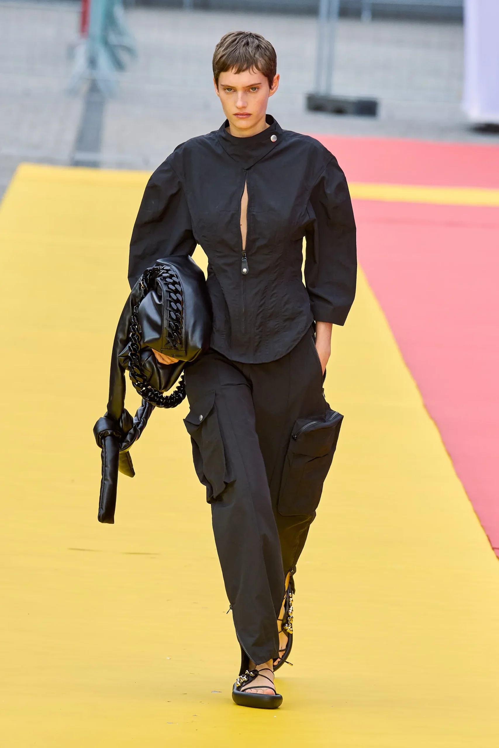 00032-stella-mccartney-spring-2023-ready-to-wear-credit-gorunway