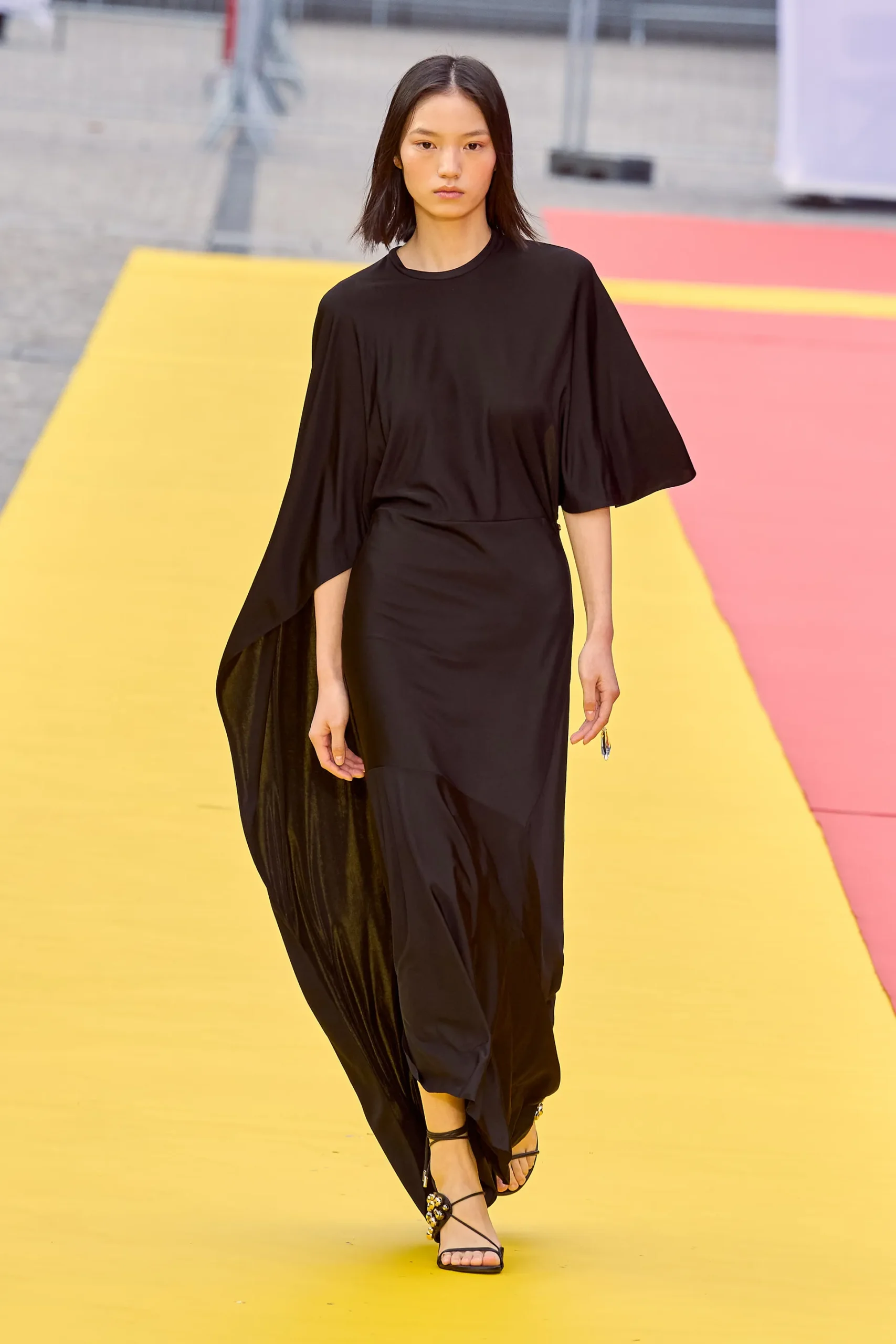00044-stella-mccartney-spring-2023-ready-to-wear-credit-gorunway