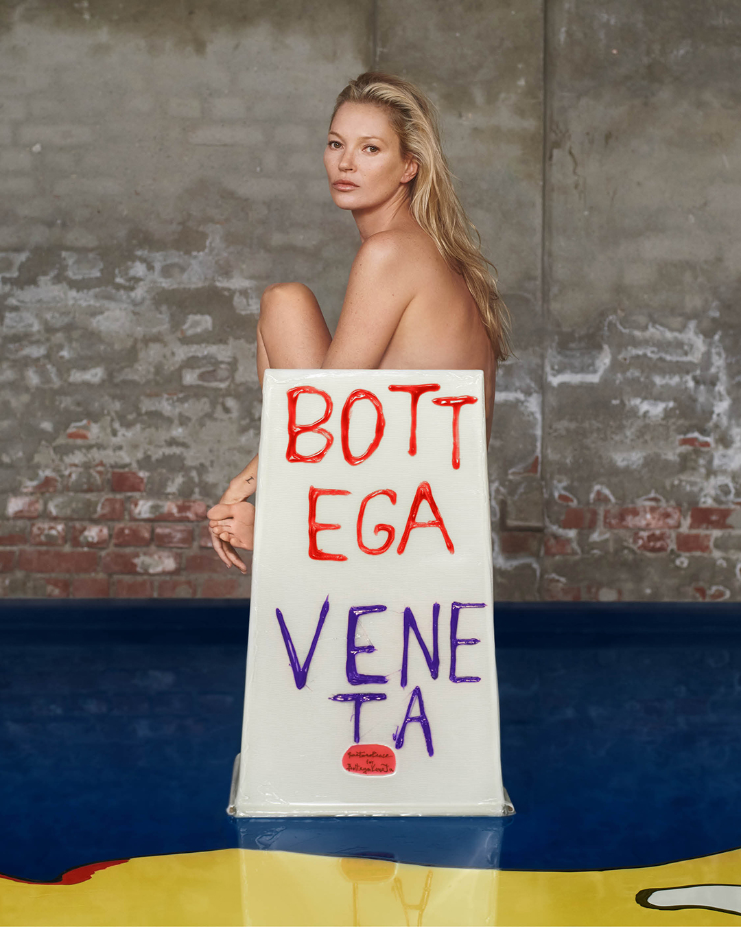 BOTTEGA VENETA LANÇA CADEIRA E LIVRO COM GAETANO PESCE EM MIAMI