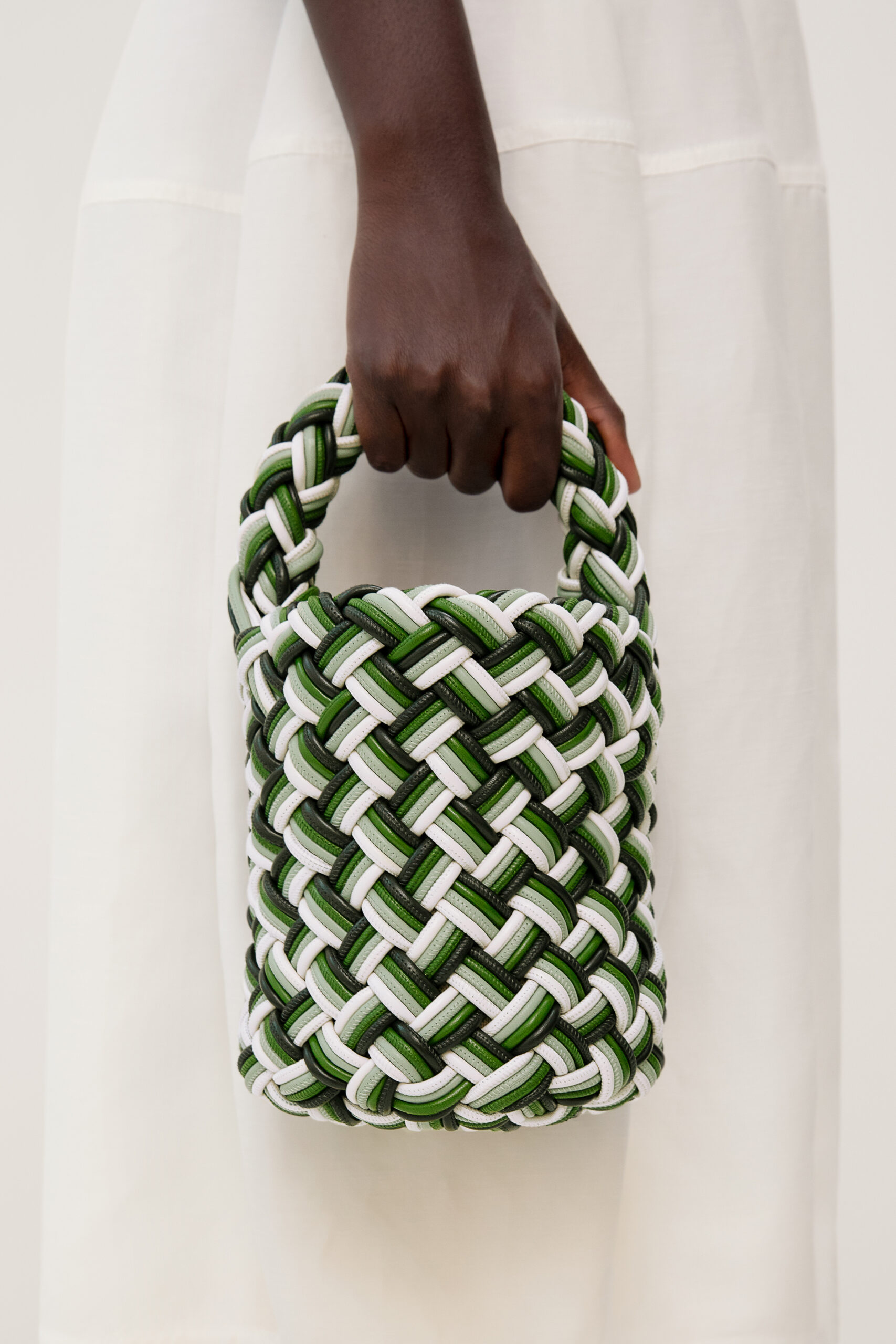 Bottega lança coleção resort 2023 evidenciando o Intrecciatto