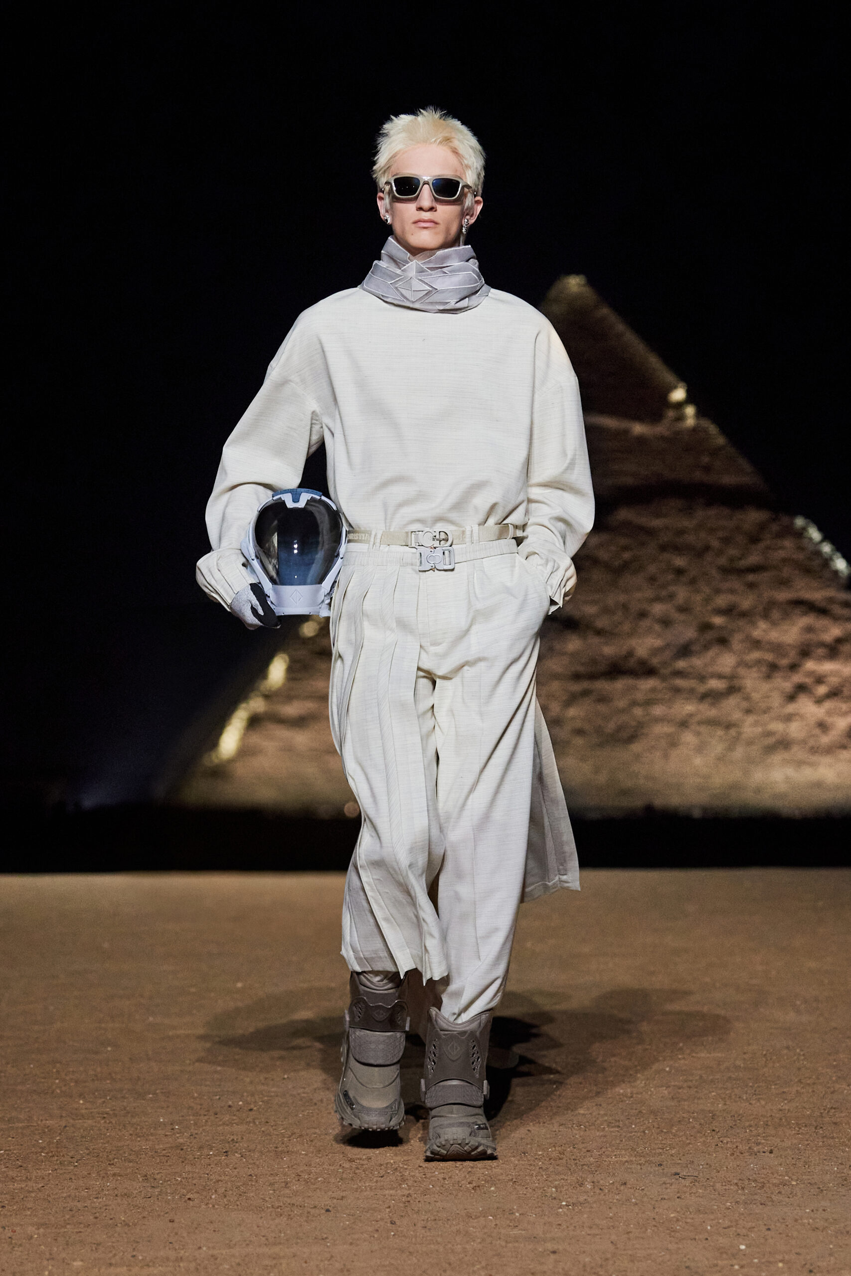 LOOK01