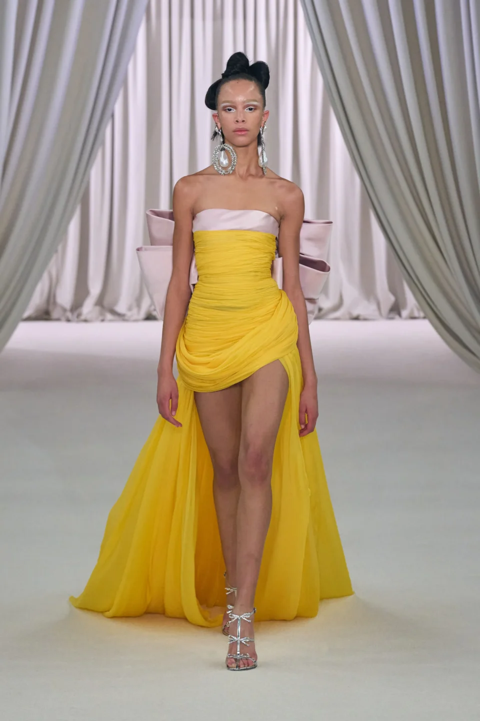 00002-giambattista-valli-spring-2023-couture-credit-gorunway
