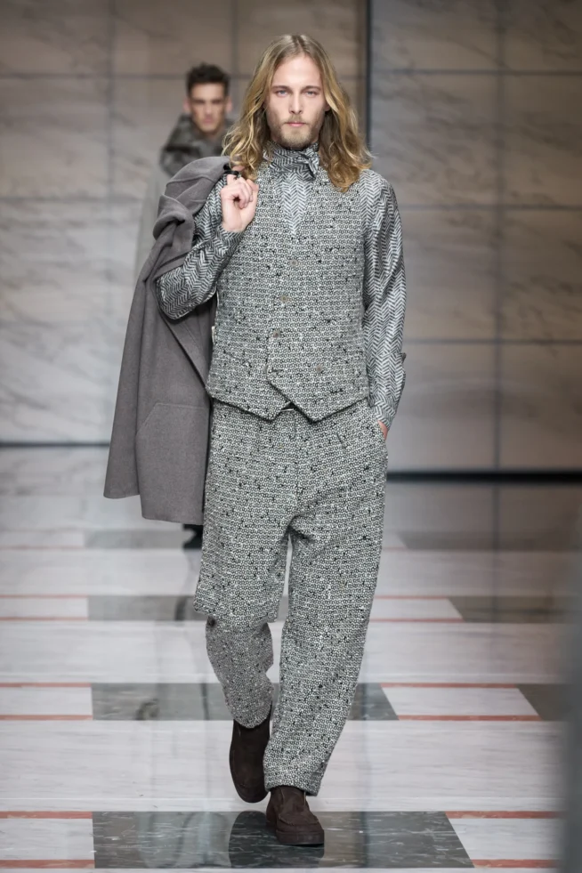 00002-giorgio-armani-fall-2023-menswear-credit-gorunway