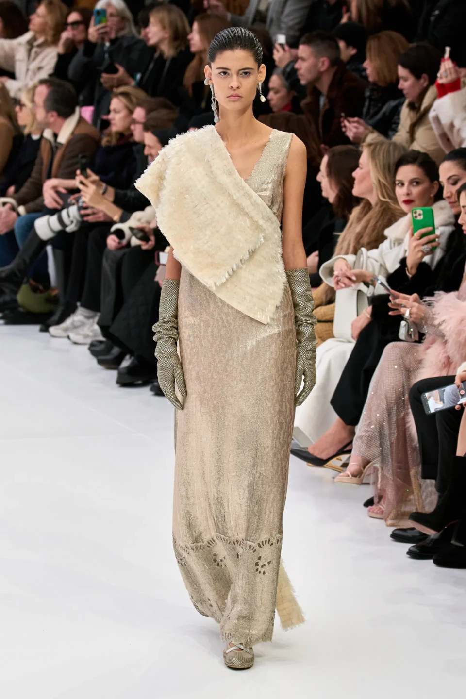 00003-fendi-spring-2023-couture-credit-gorunway