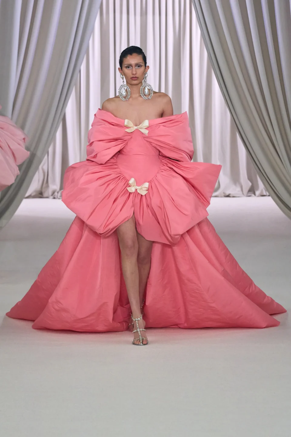 00003-giambattista-valli-spring-2023-couture-credit-gorunway