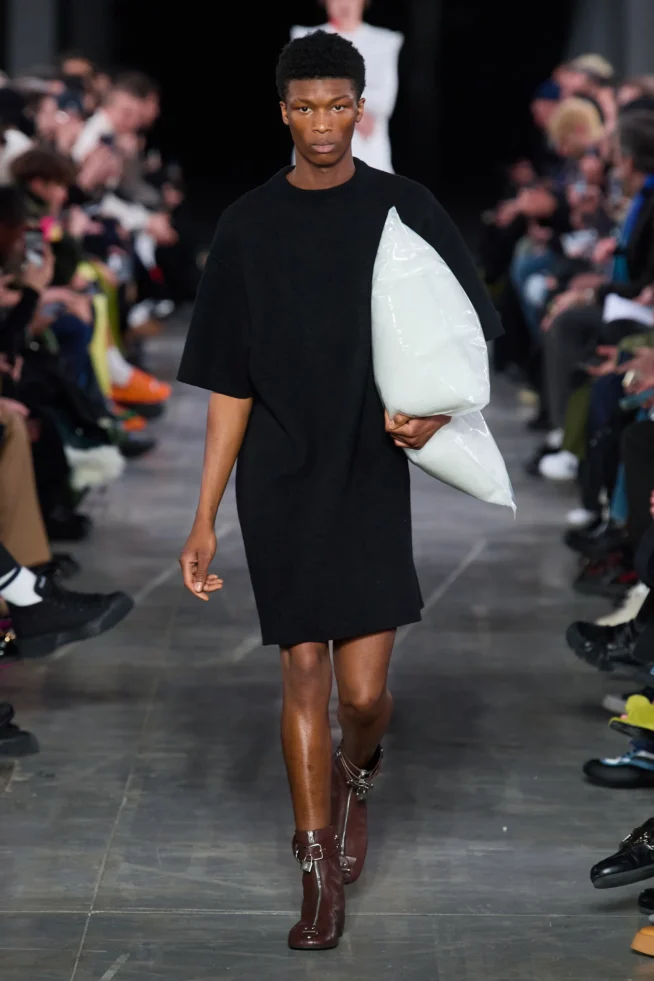 00003-jw-anderson-prefall-2023-credit-gorunway