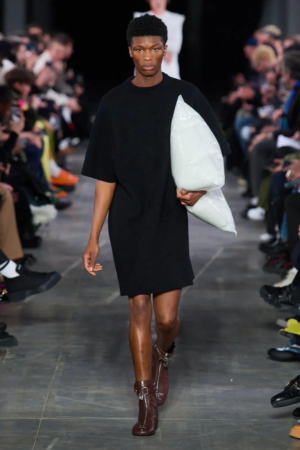 00003-jw-anderson-prefall-2023-credit-gorunway