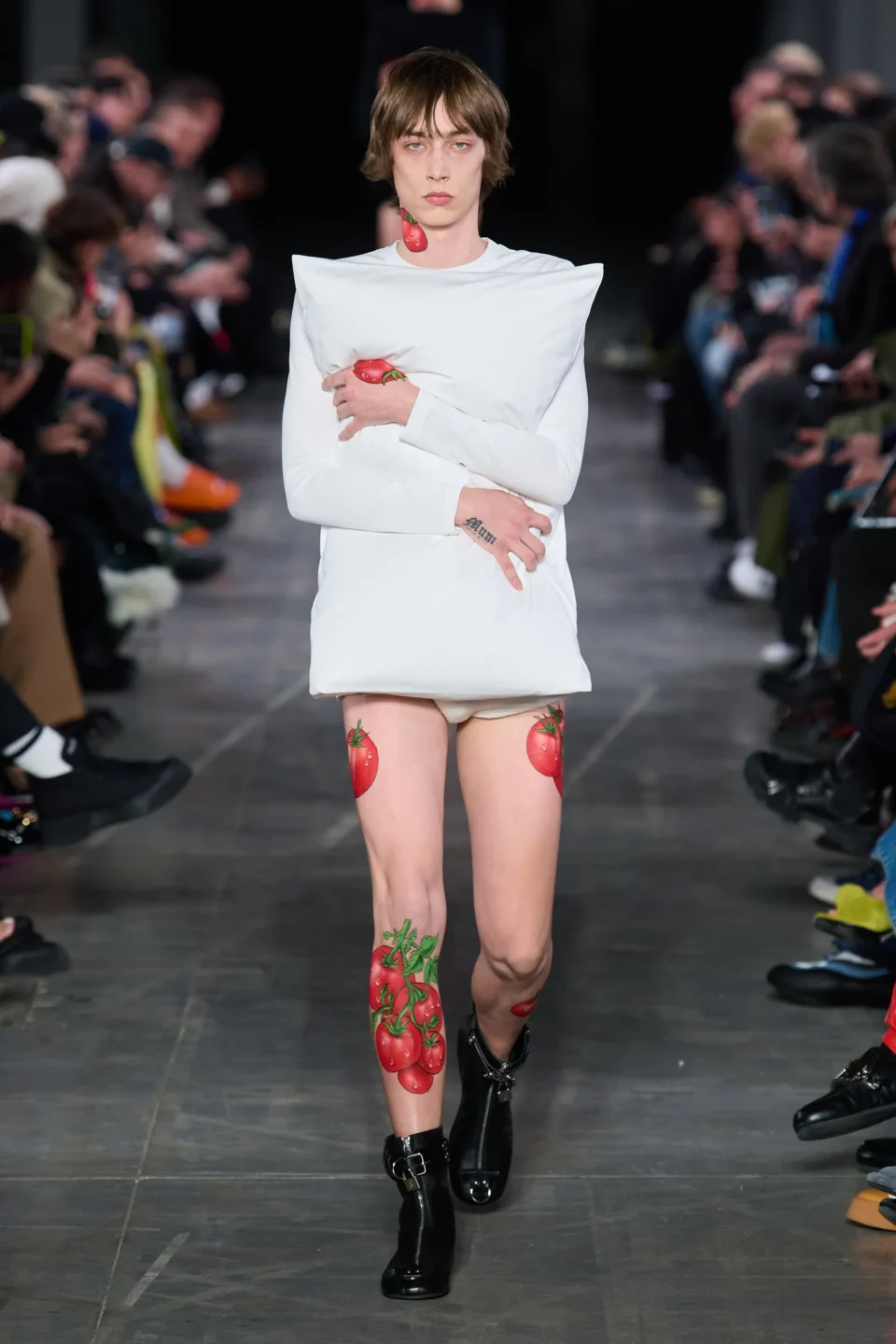 00004-jw-anderson-prefall-2023-credit-gorunway