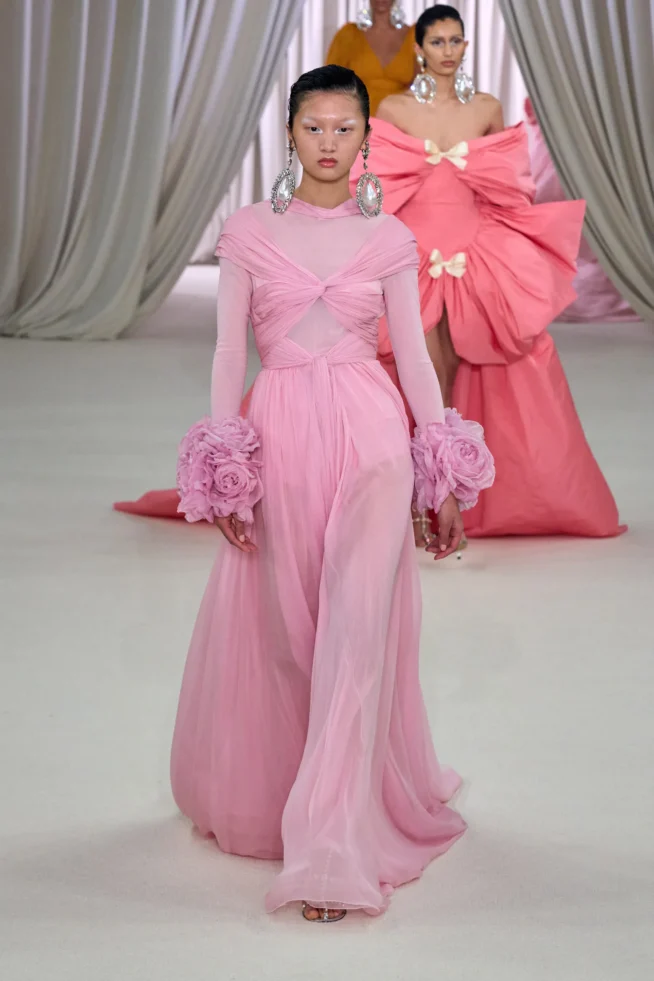 00005-giambattista-valli-spring-2023-couture-credit-gorunway