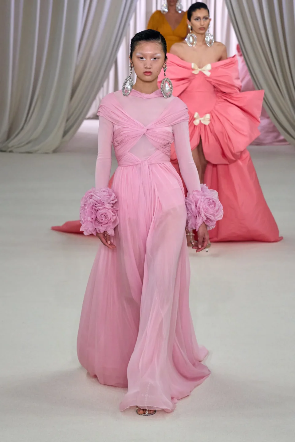 00005-giambattista-valli-spring-2023-couture-credit-gorunway