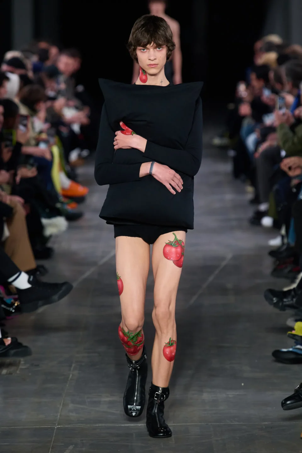 00005-jw-anderson-prefall-2023-credit-gorunway