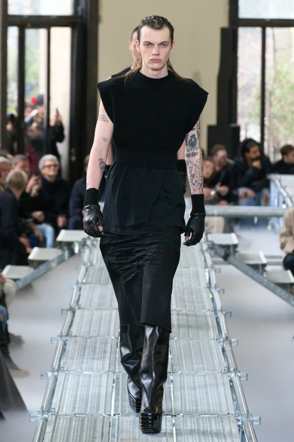 00005-rick-owens-fall-2023-menswear-credit-gorunway