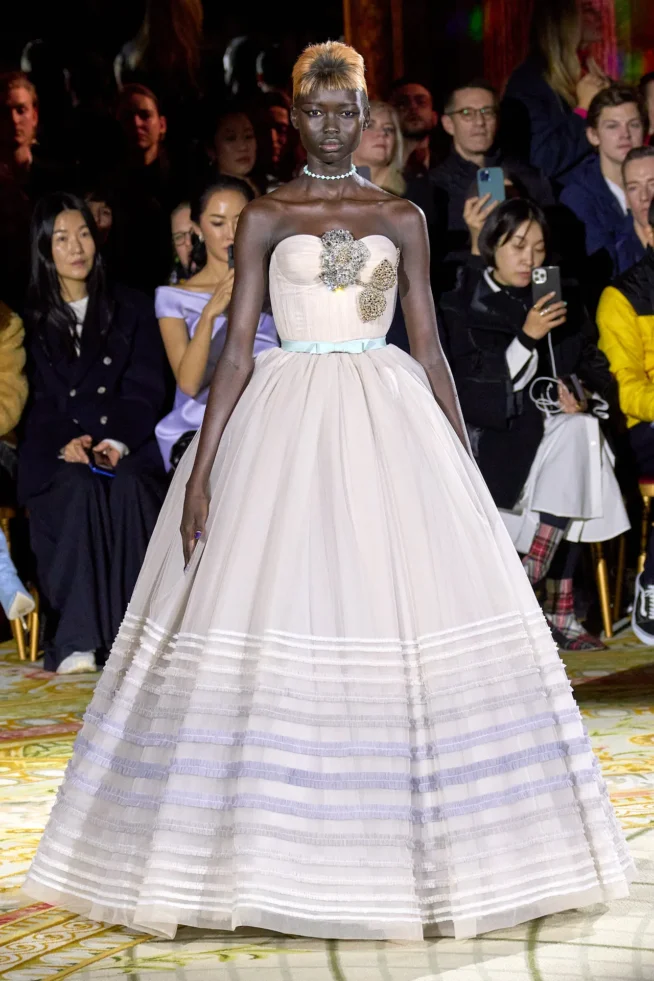 00005-viktor-and-rolf-couture-spring-2023-gorunway-brand