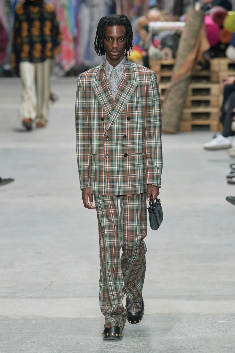 00006-etro-fall-2023-menswear-credit-gorunway