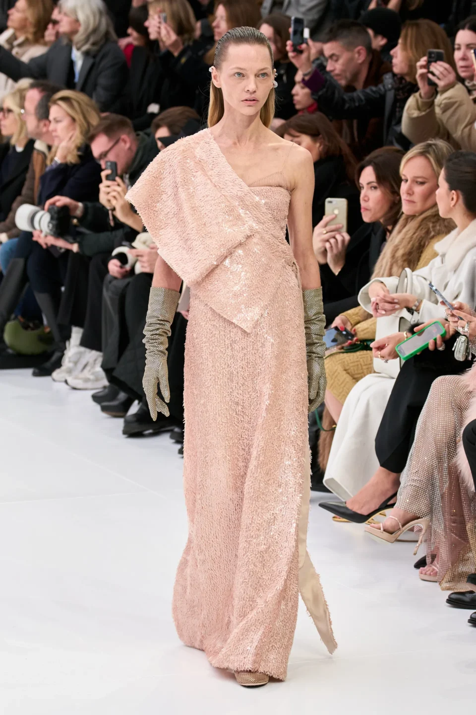 00009-fendi-spring-2023-couture-credit-gorunway