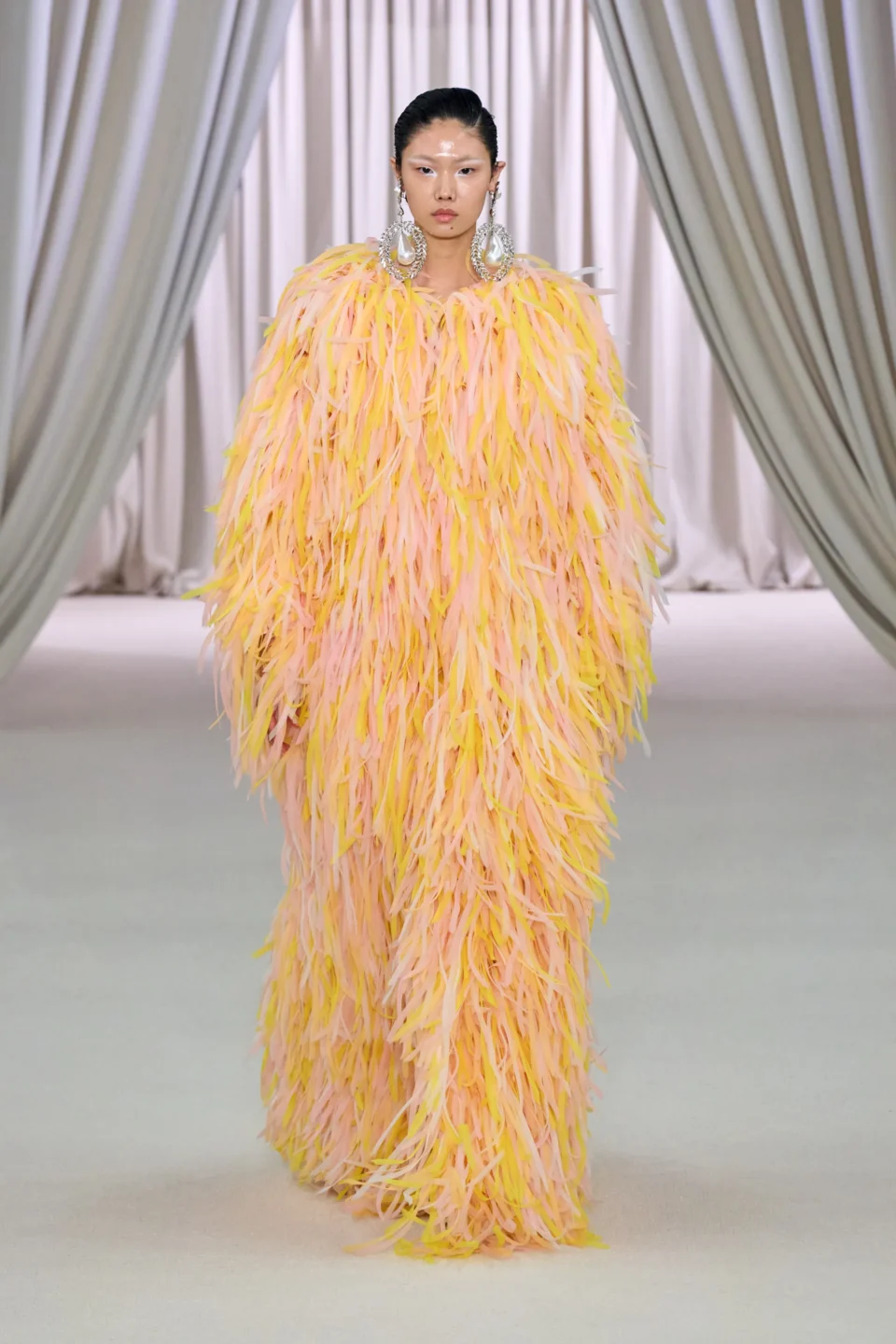 00009-giambattista-valli-spring-2023-couture-credit-gorunway