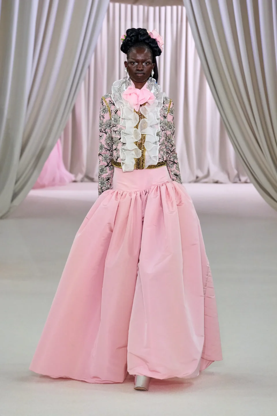 00011-giambattista-valli-spring-2023-couture-credit-gorunway