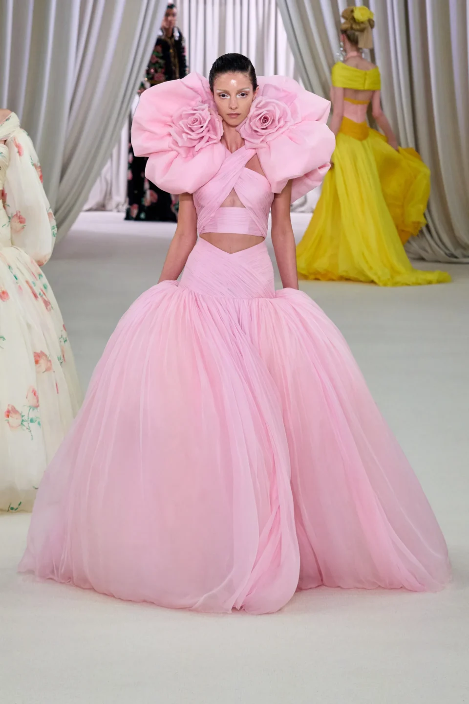 00012-giambattista-valli-spring-2023-couture-credit-gorunway
