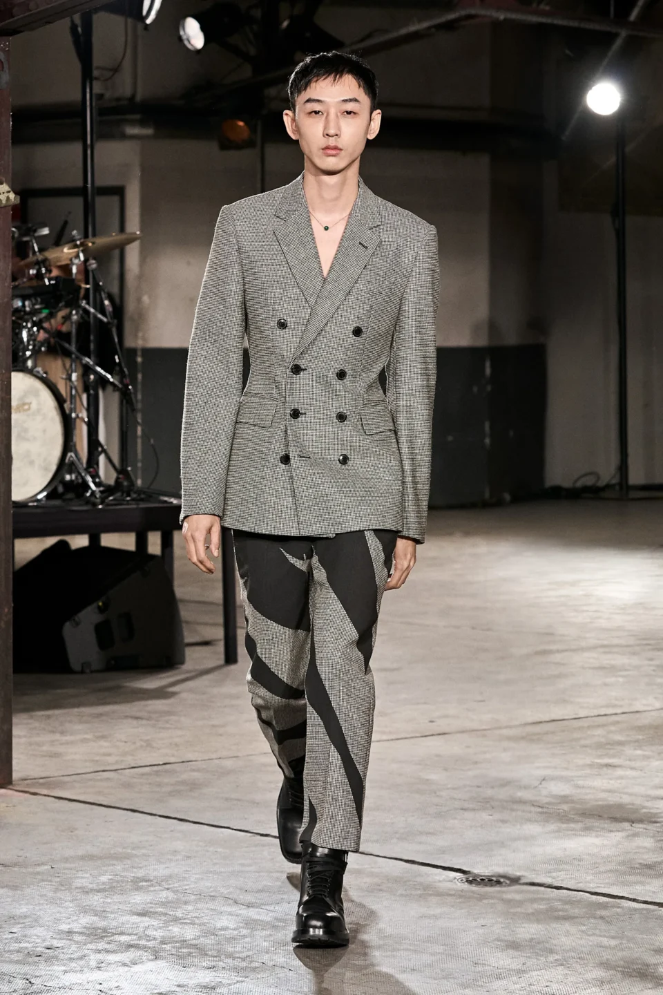 00013-dries-van-noten-fall-2023-menswear-credit-gorunway