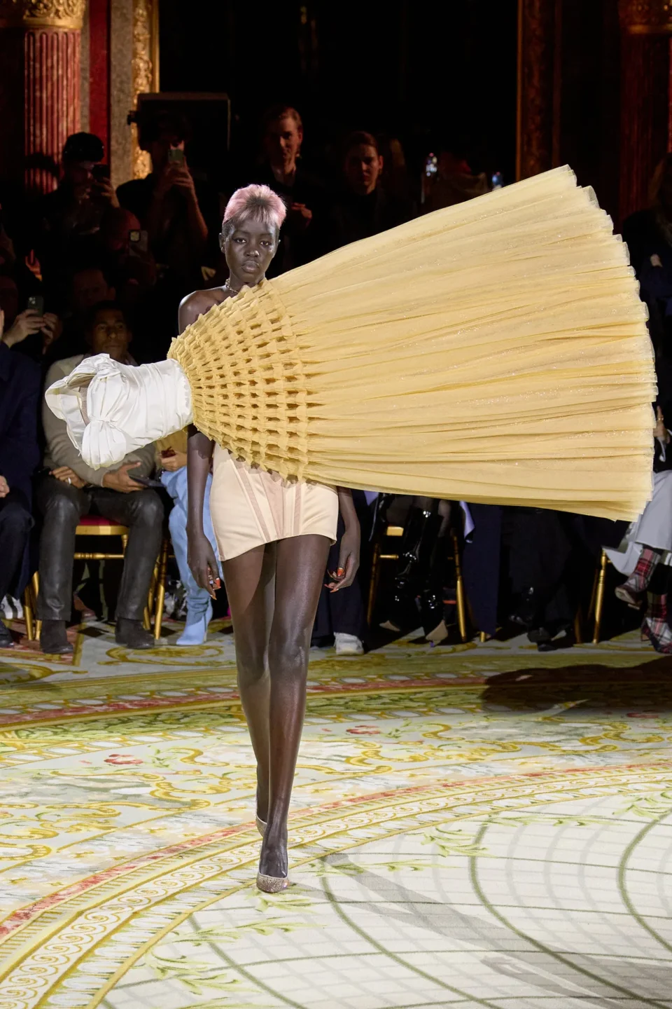 00014-viktor-and-rolf-couture-spring-2023-gorunway-brand
