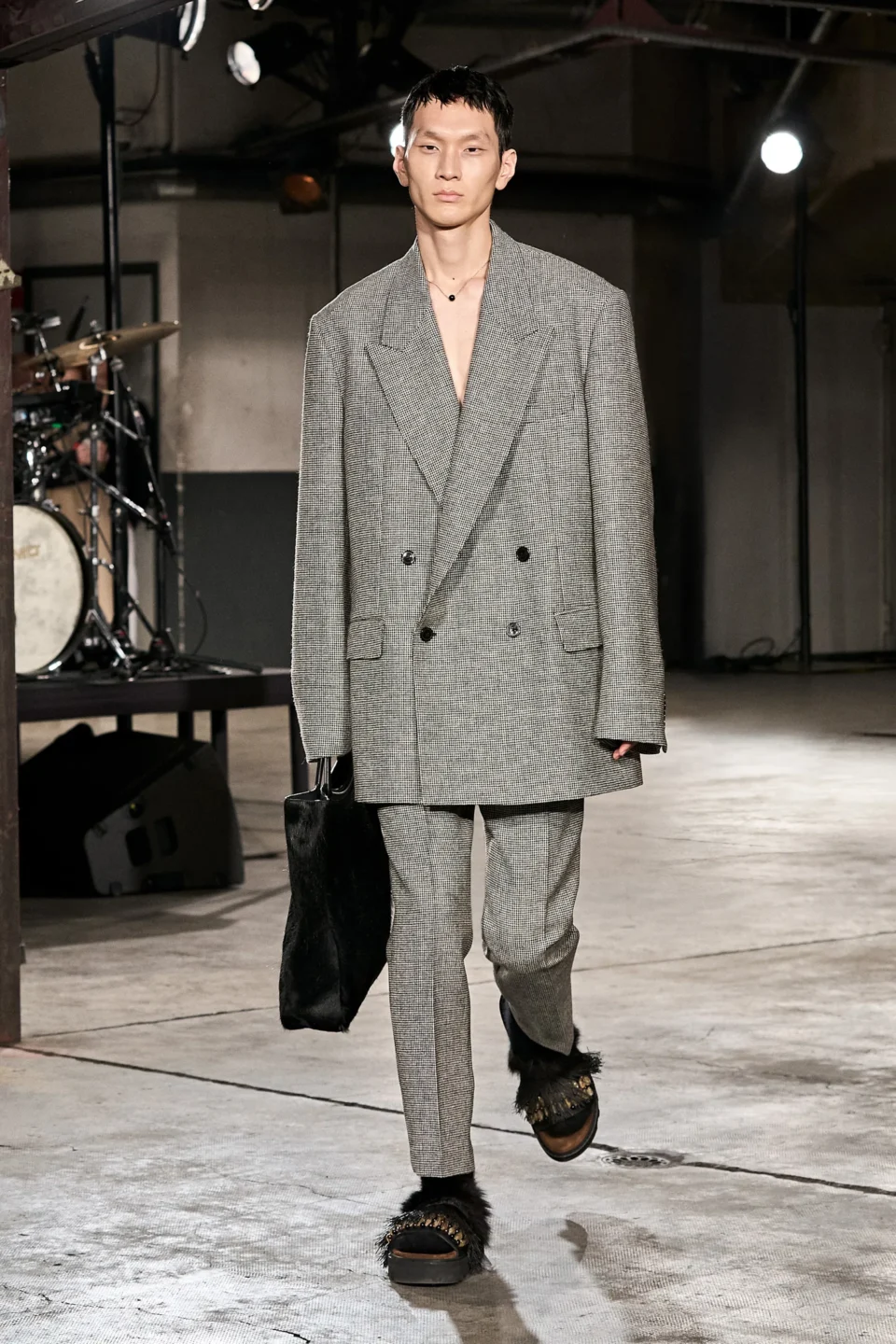 00015-dries-van-noten-fall-2023-menswear-credit-gorunway