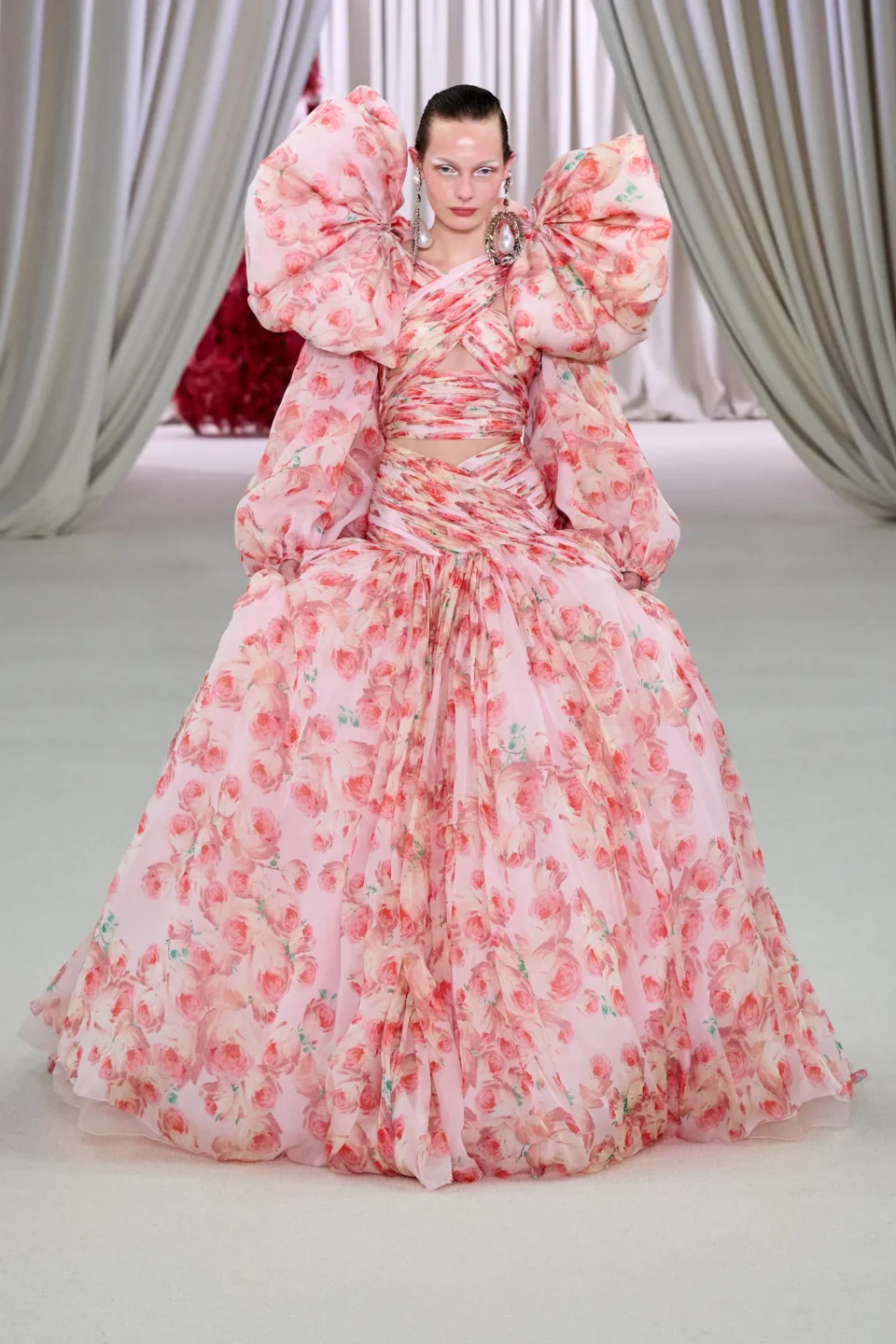 00015-giambattista-valli-spring-2023-couture-credit-gorunway