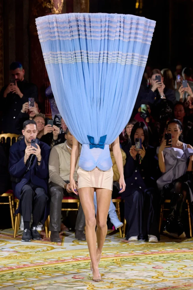 00015-viktor-and-rolf-couture-spring-2023-gorunway-brand