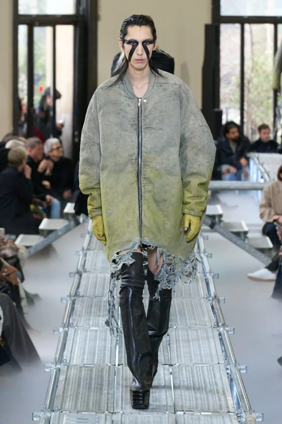 00016-rick-owens-fall-2023-menswear-credit-gorunway